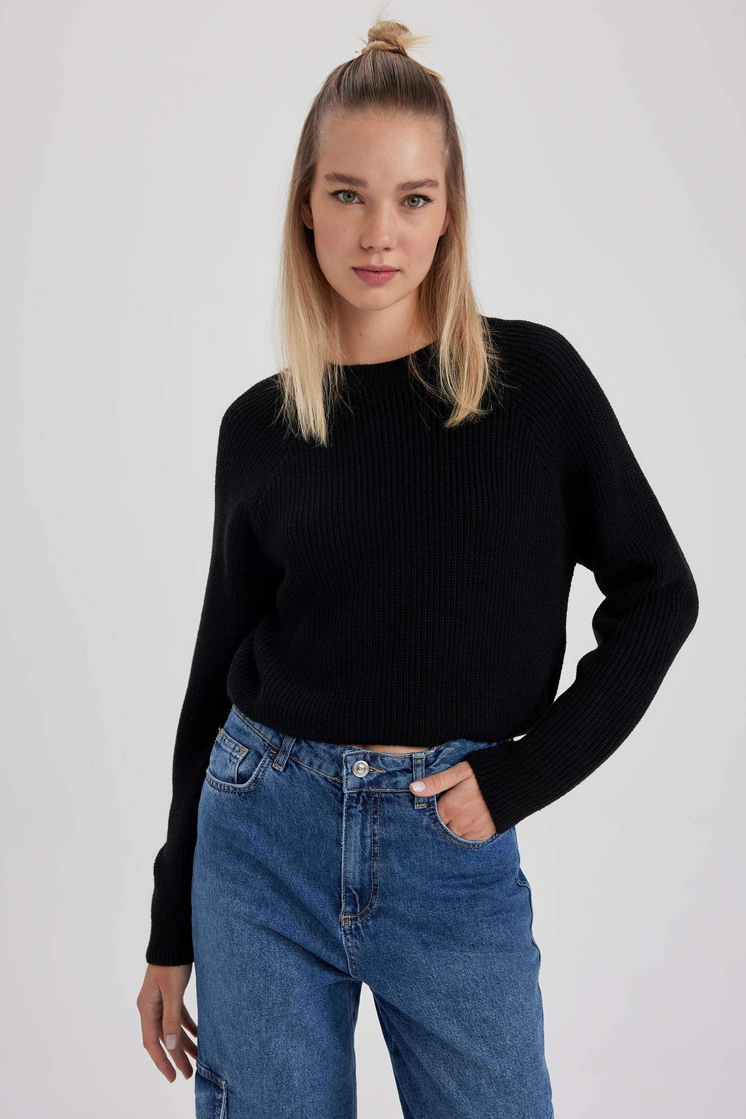 بلوفر تريكو قصة ضيقة بياقة مستديرة