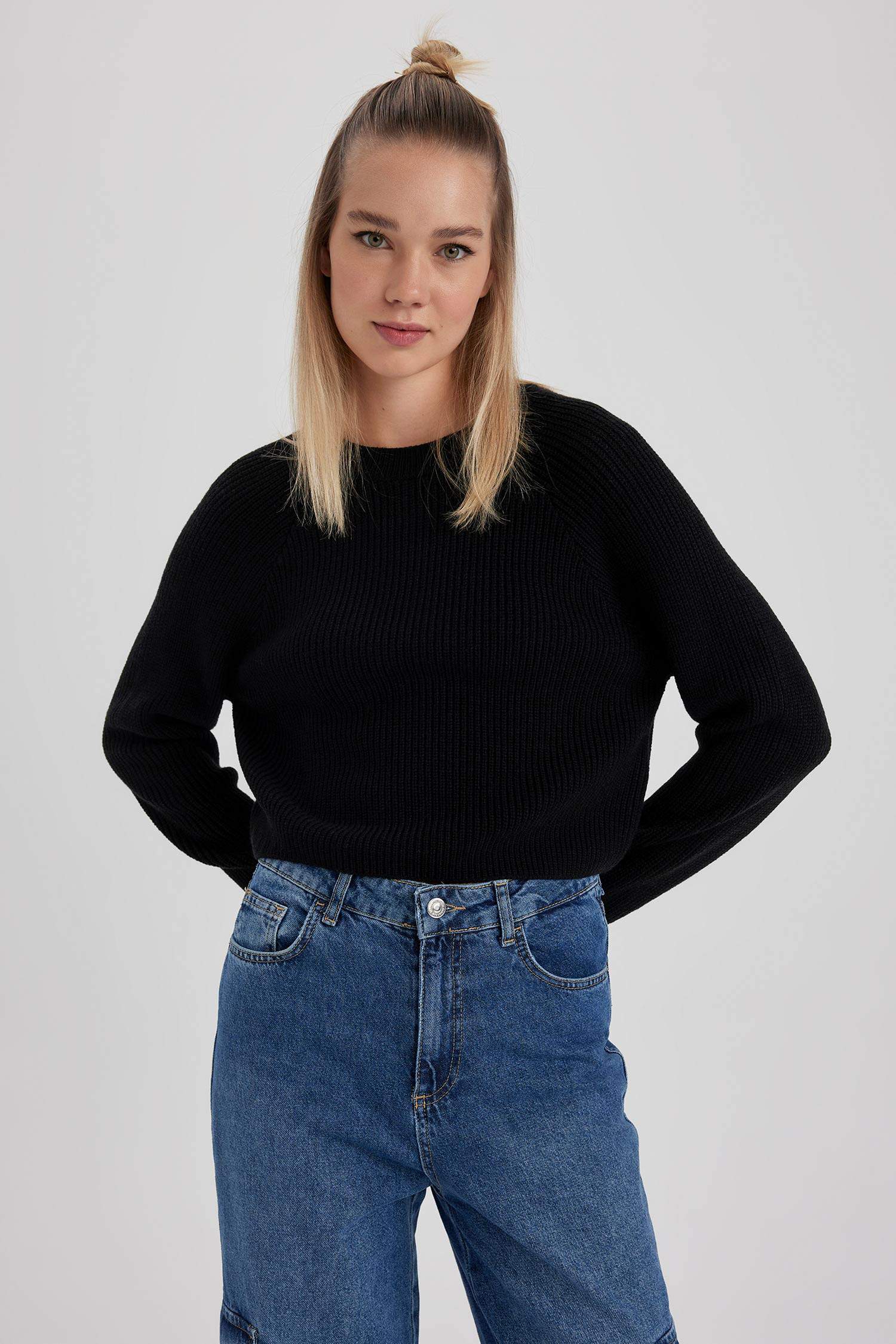 بلوفر تريكو قصة ضيقة بياقة مستديرة