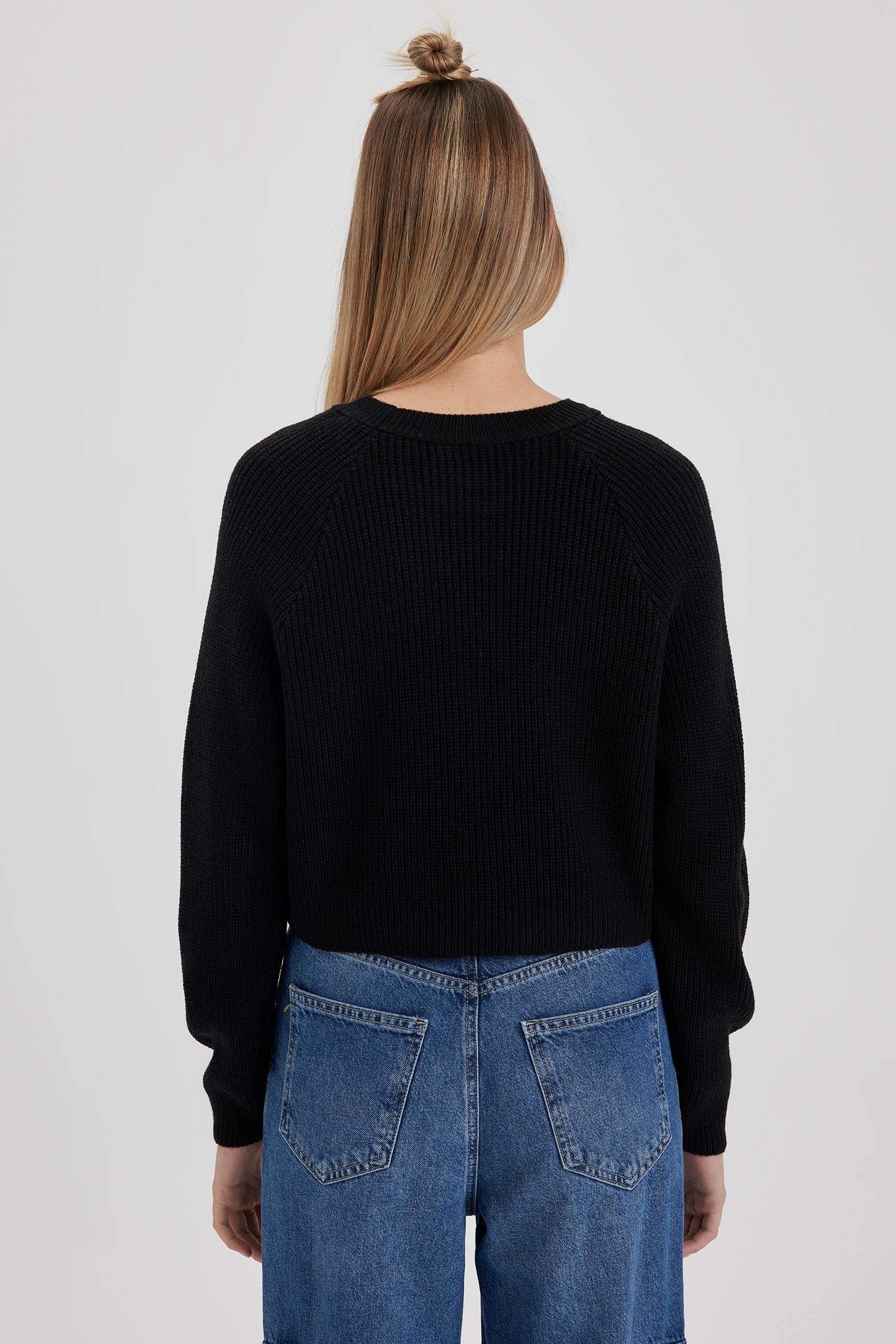 بلوفر تريكو قصة ضيقة بياقة مستديرة