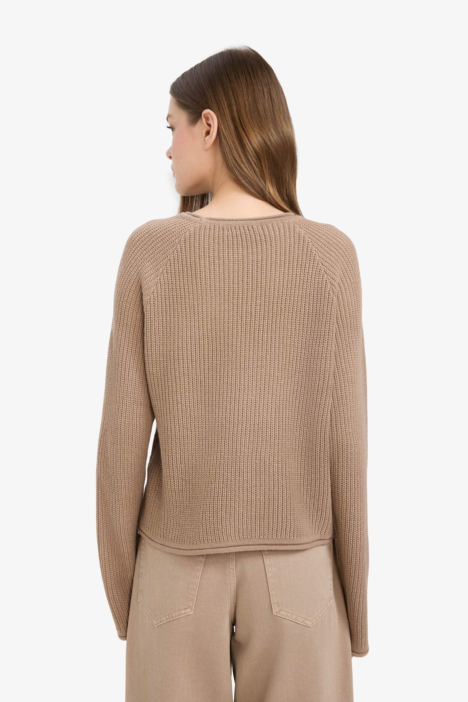 بلوز تريكو قصة عادية بياقة مستديرة