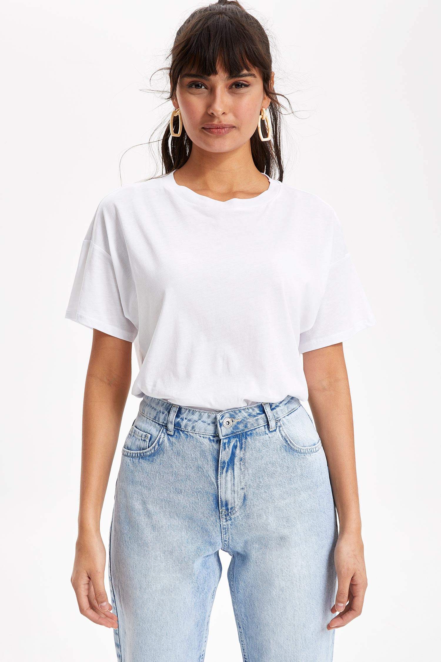 Leia uyarlanmış terzi  Beyaz Kadın Oversize Fit Gömlek Yaka Kısa Kollu Tişört 1003087 | DeFacto
