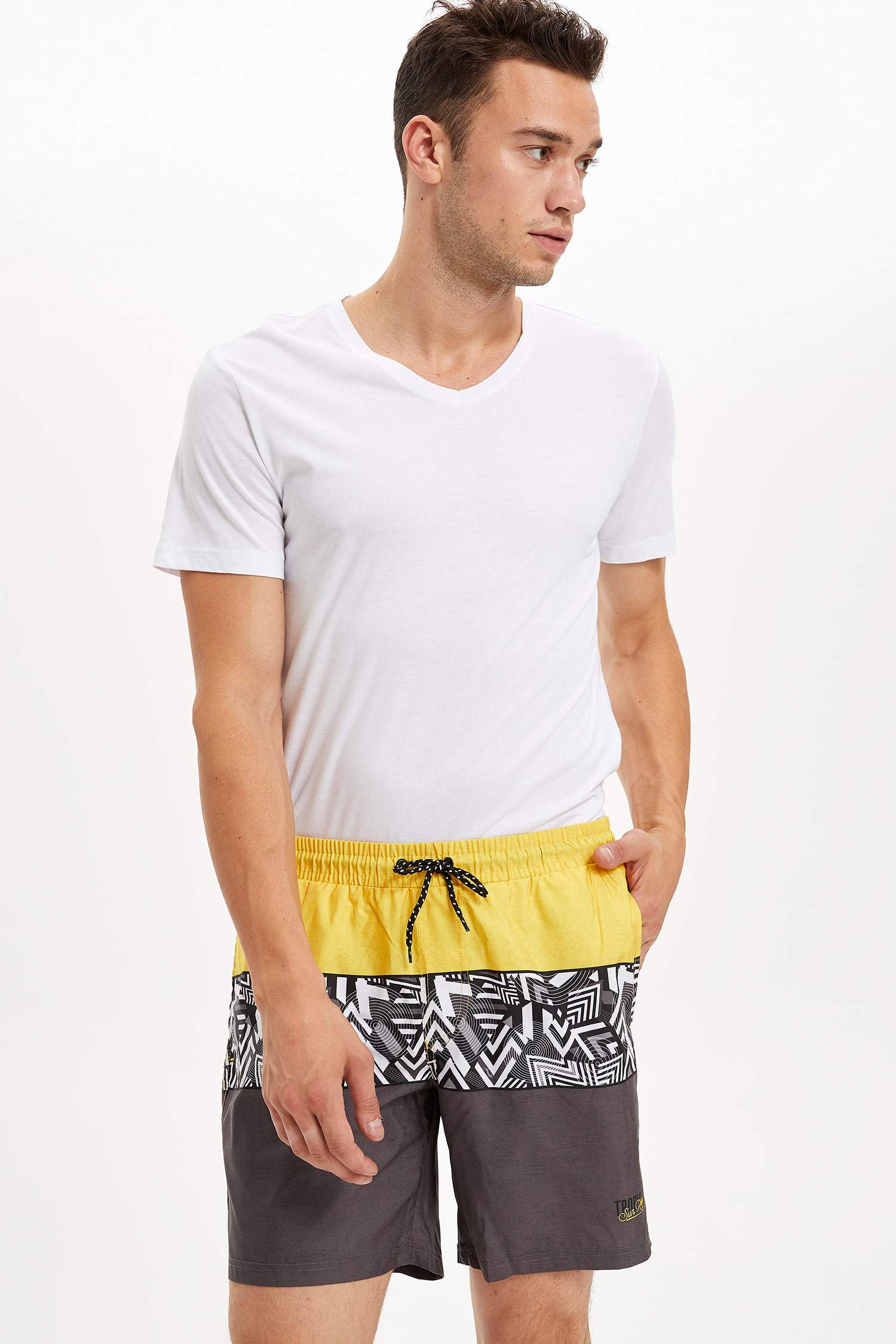 Defacto Renk Bloklu Yüzme Şortu. 1