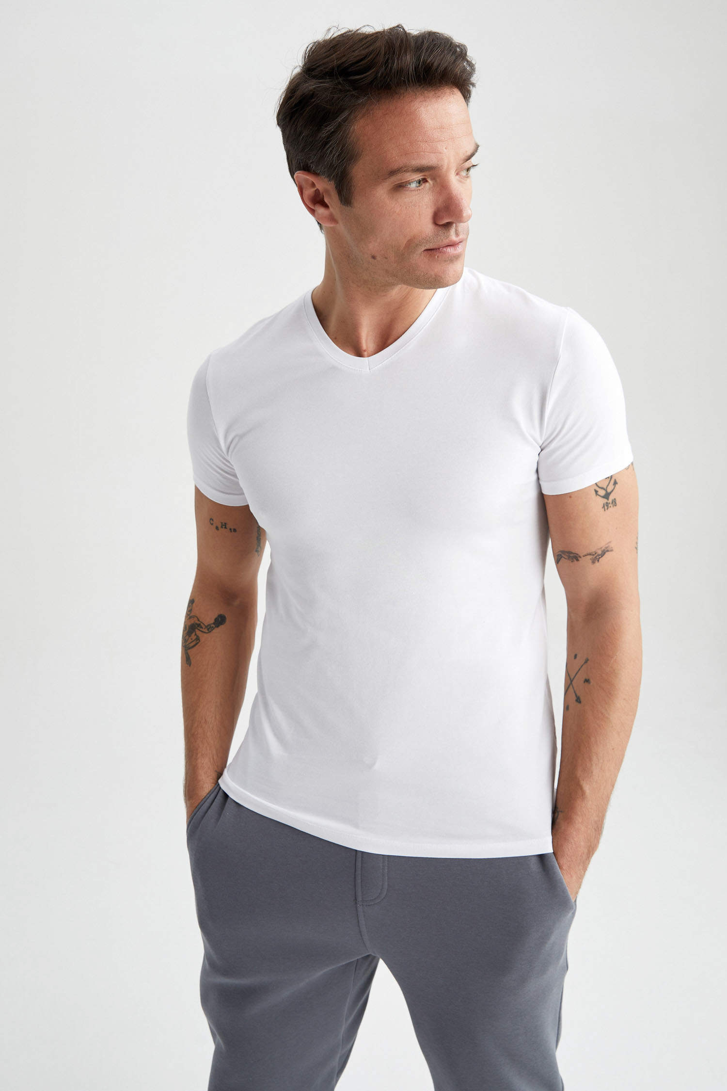 White MEN Slim Fit Short Sleeve Knitted Tops 2701371 | DeFacto