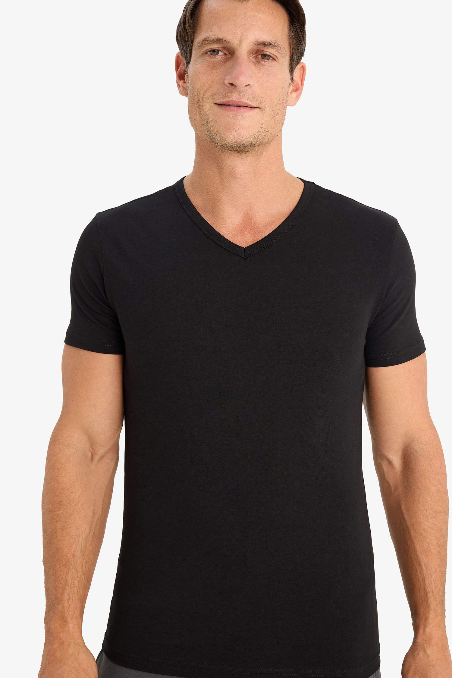 بلوزة بيزك سادة سليم فيت بياقة V