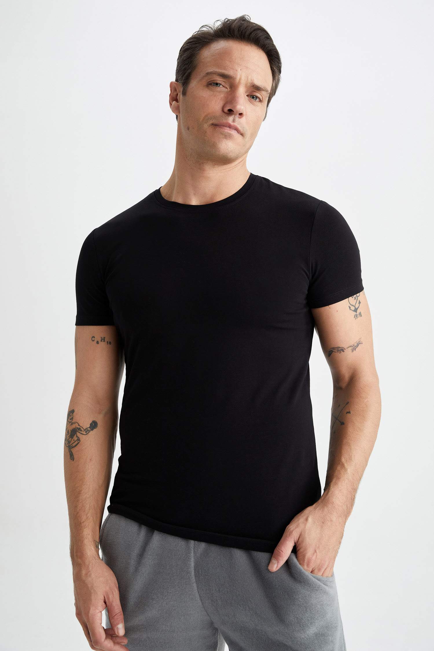 Black MEN Slim Fit Short Sleeve TShirt 2431830 DeFacto