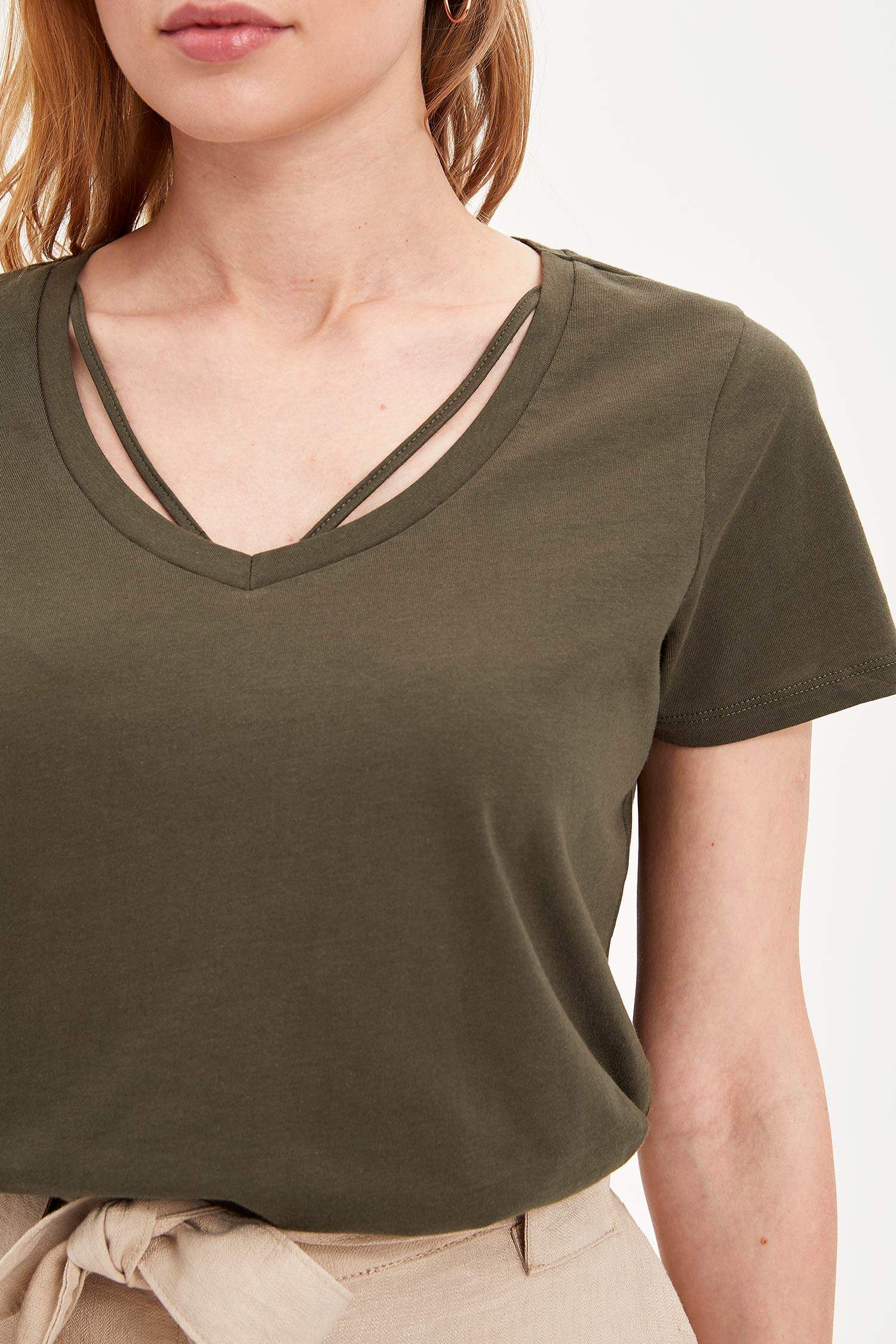 Defacto V Yaka Kısa Kollu T-shirt. 3