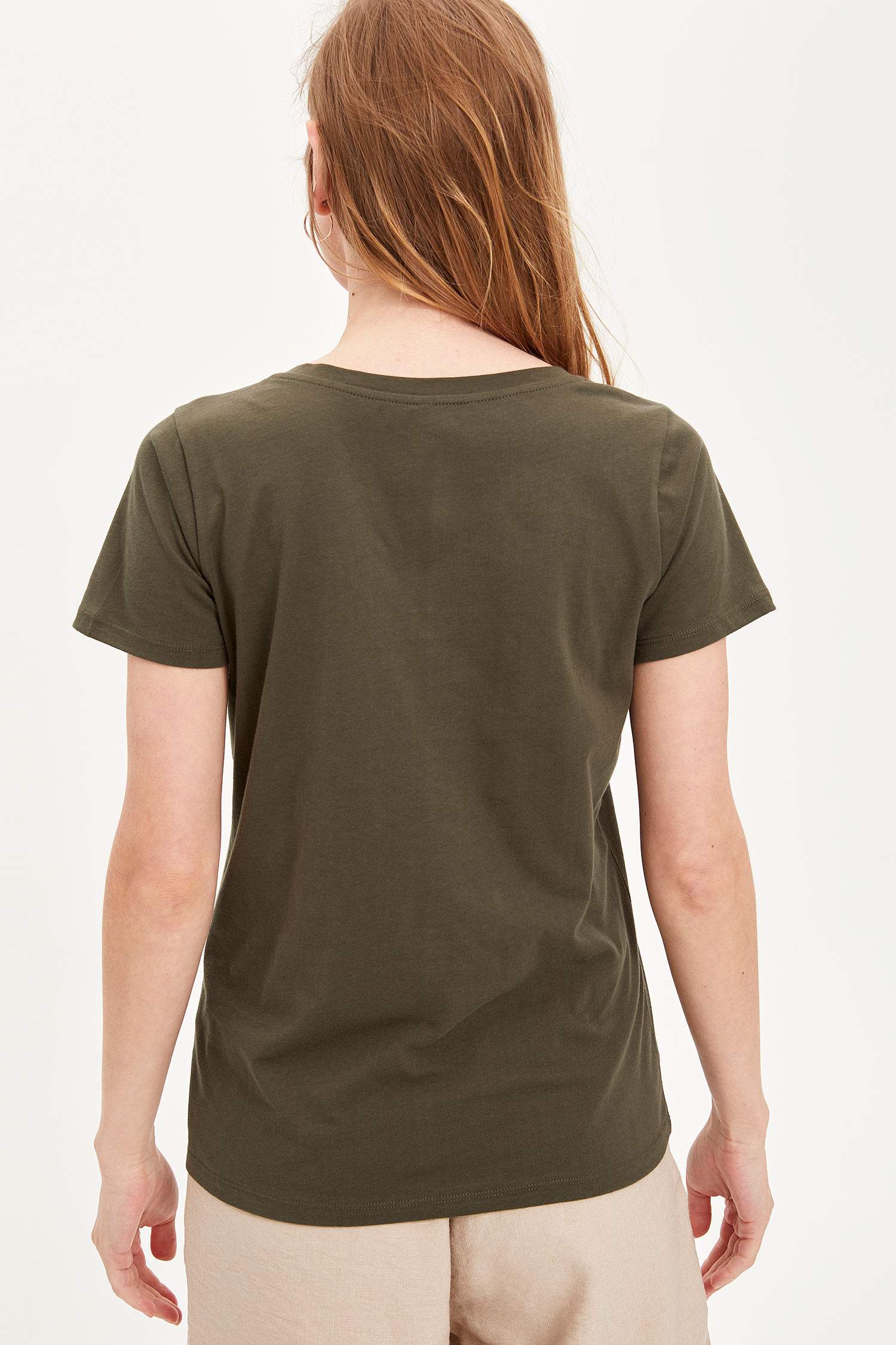 Defacto V Yaka Kısa Kollu T-shirt. 4