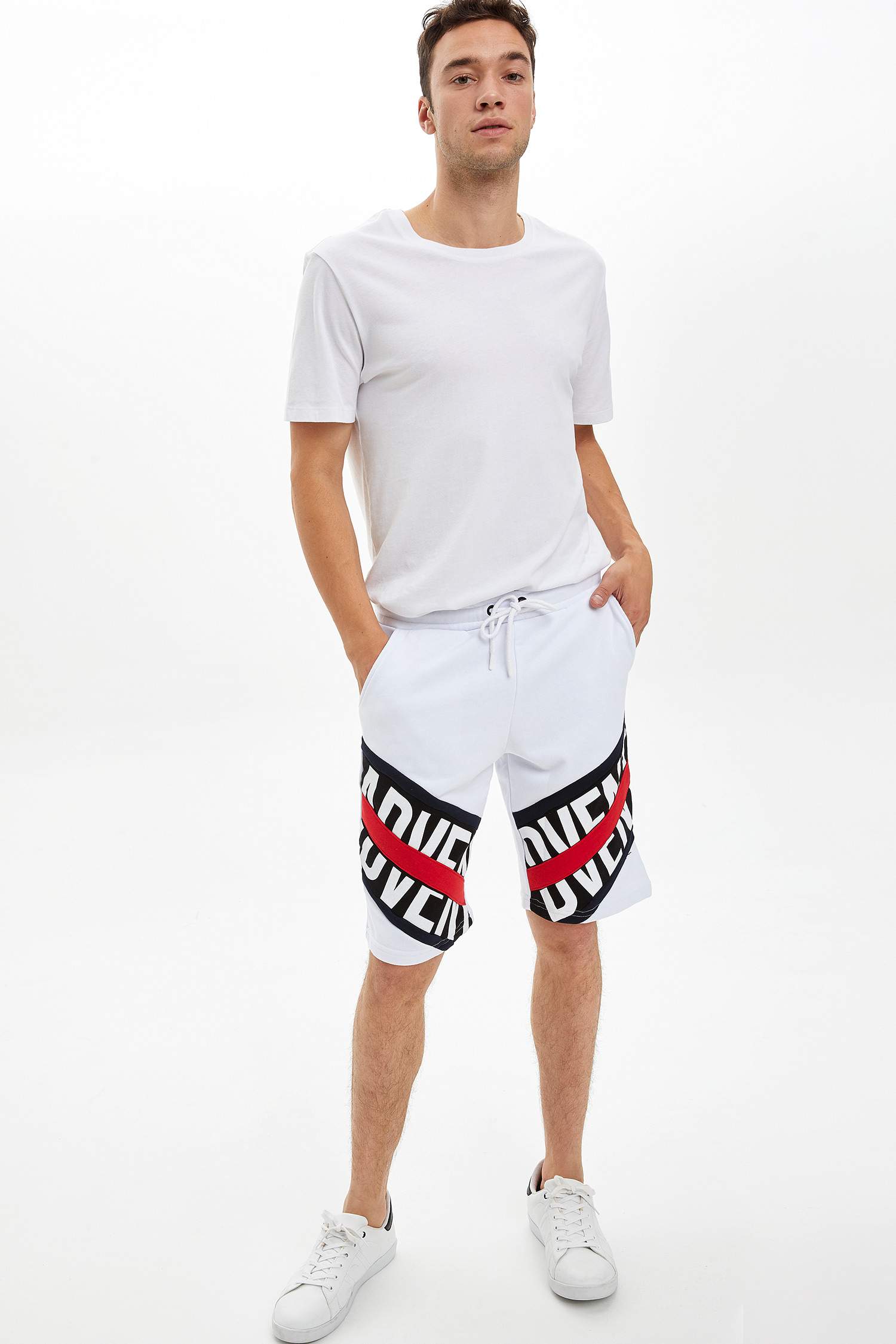 Defacto Baskılı Slim Fit Şort. 4