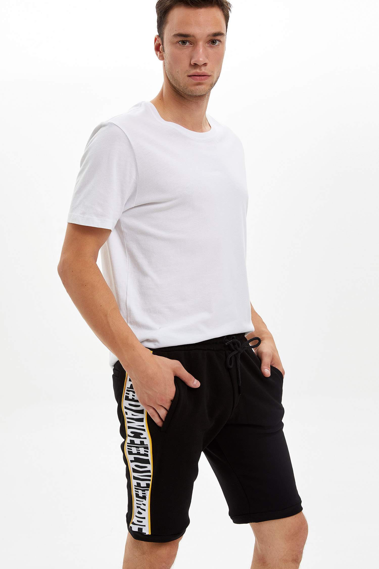 Defacto Şerit Detaylı Slim Fit Şort. 1