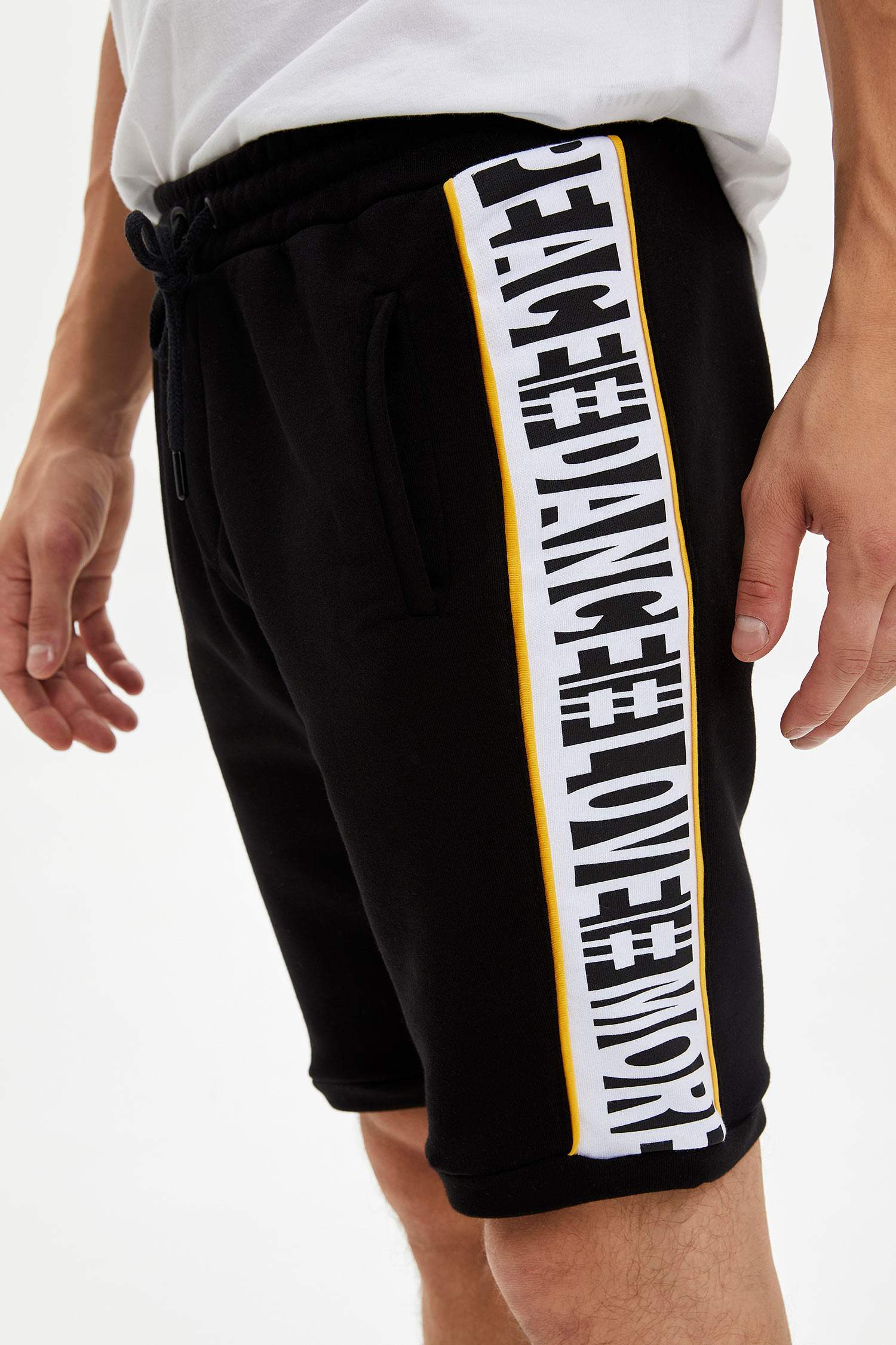 Defacto Şerit Detaylı Slim Fit Şort. 4