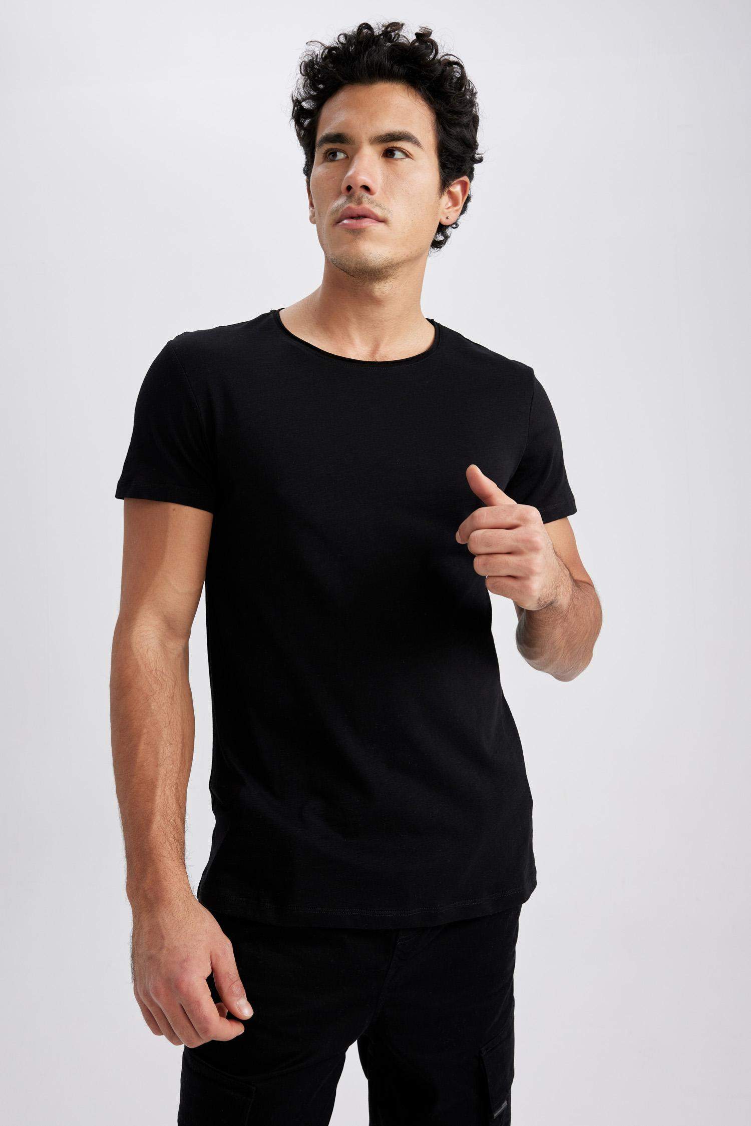 تي شيرت قصة ضيقة بياقة دائرية