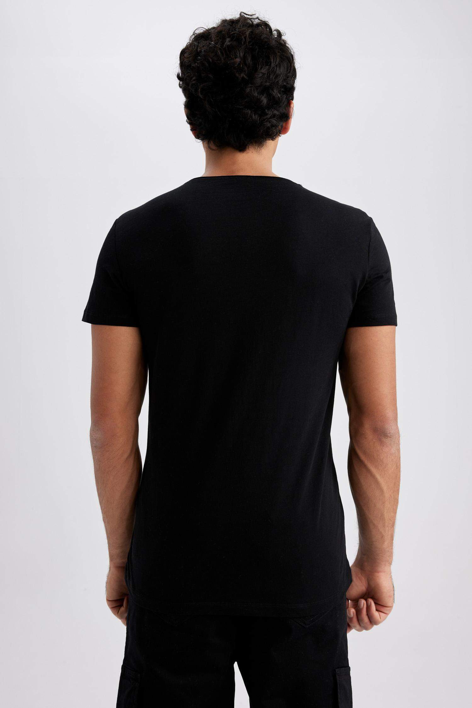 تي شيرت قصة ضيقة بياقة دائرية