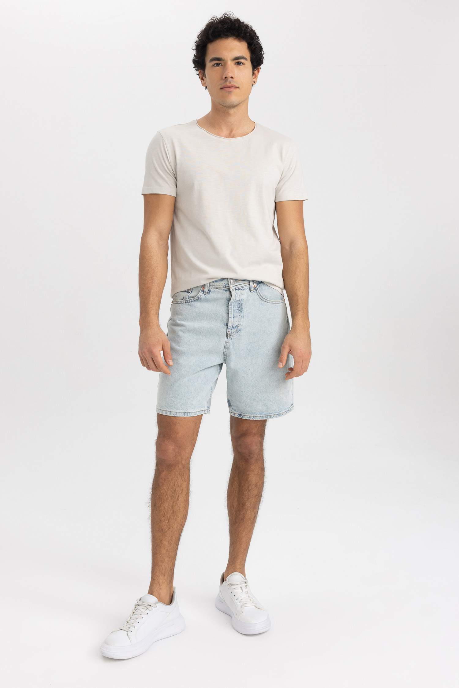 تي شيرت بيزك سليم فيت بياقة دائرية