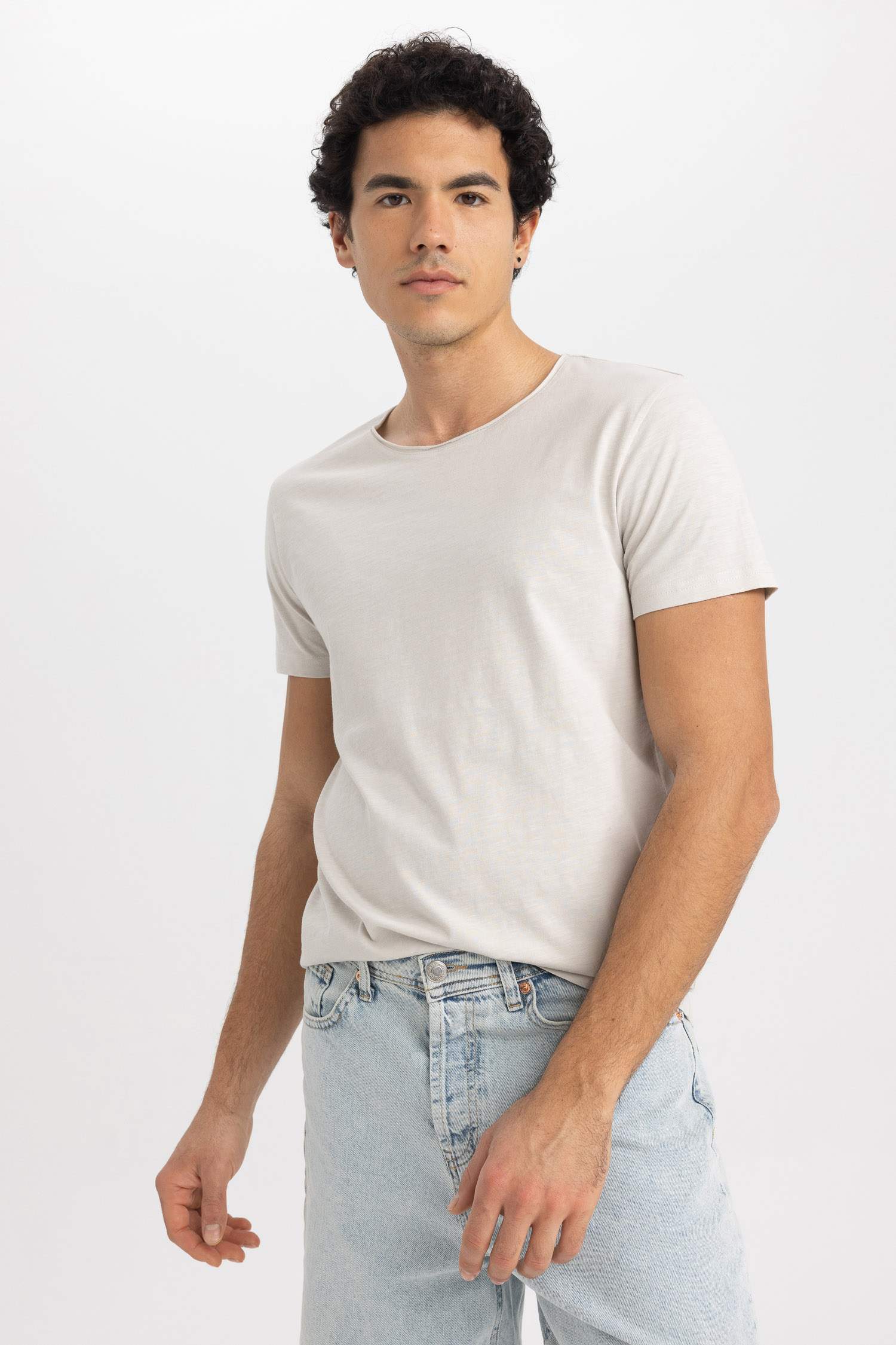 تي شيرت بيزك سليم فيت بياقة دائرية