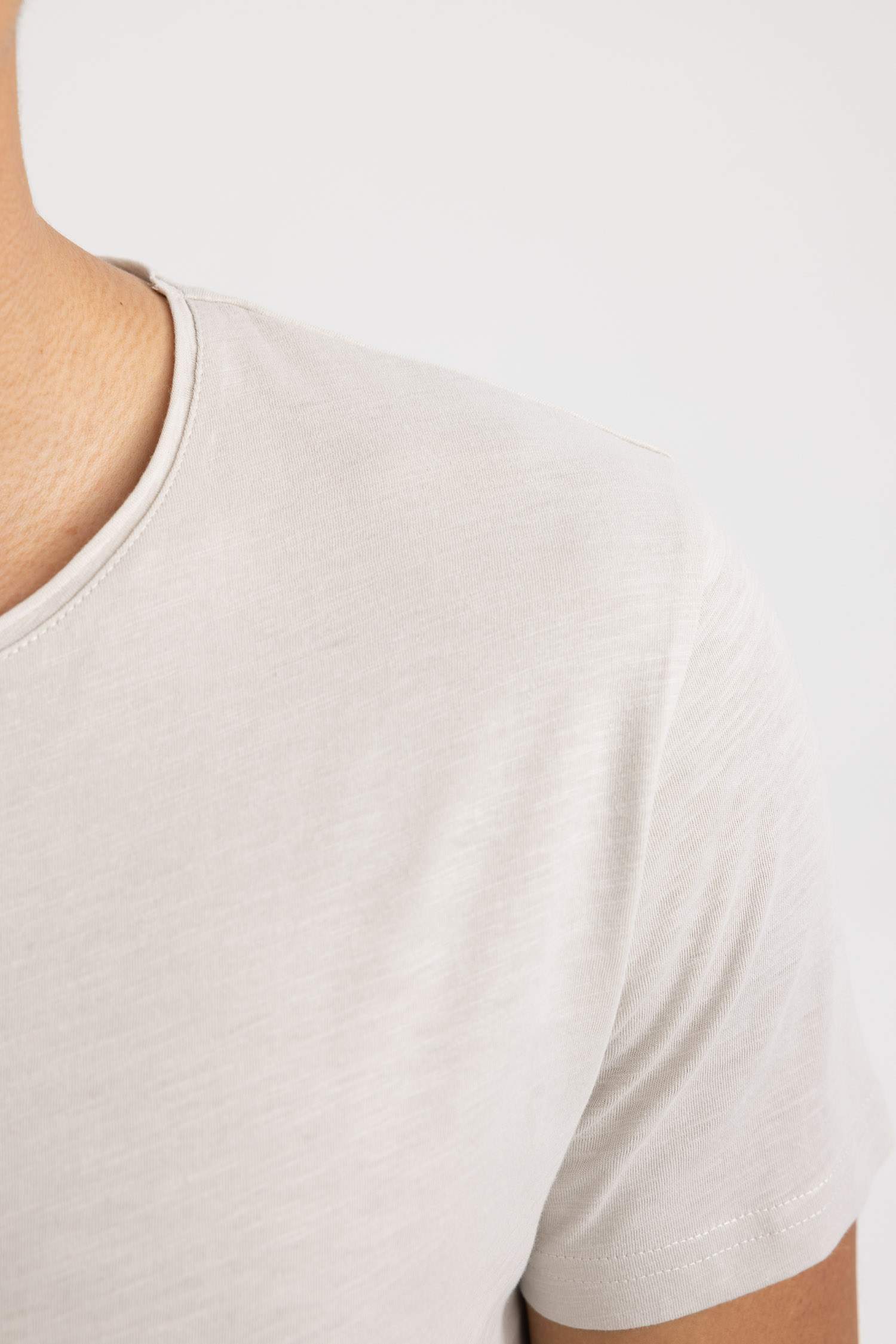 تي شيرت بيزك سليم فيت بياقة دائرية