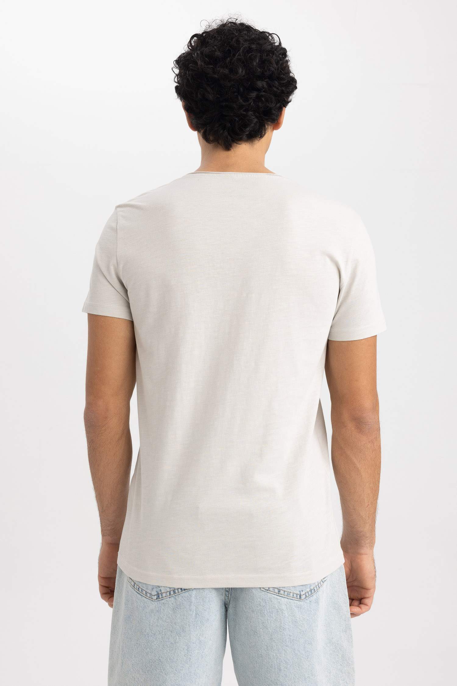 تي شيرت بيزك سليم فيت بياقة دائرية