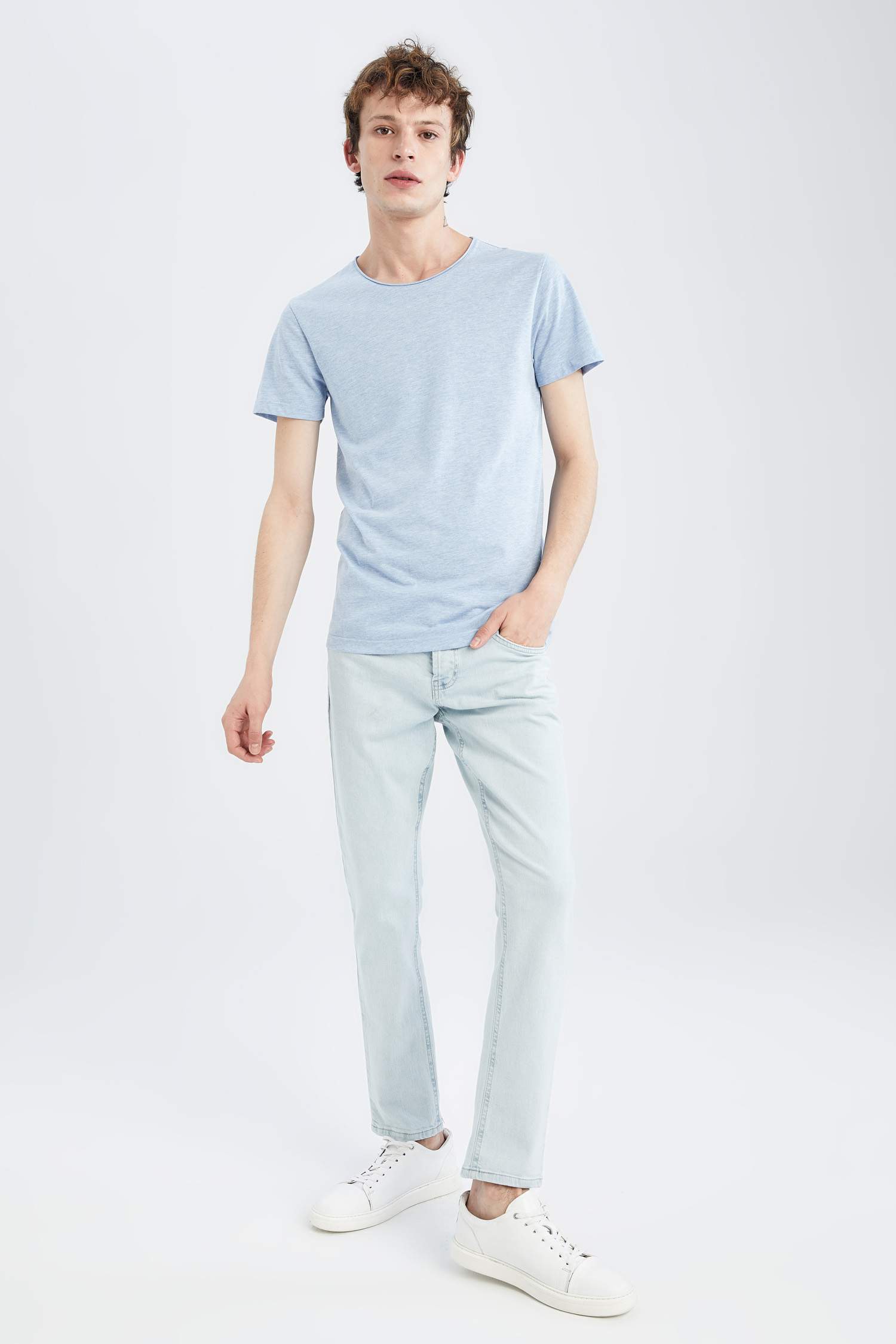 T-shirt basique à manches courtes et col ras du cou coupe slim