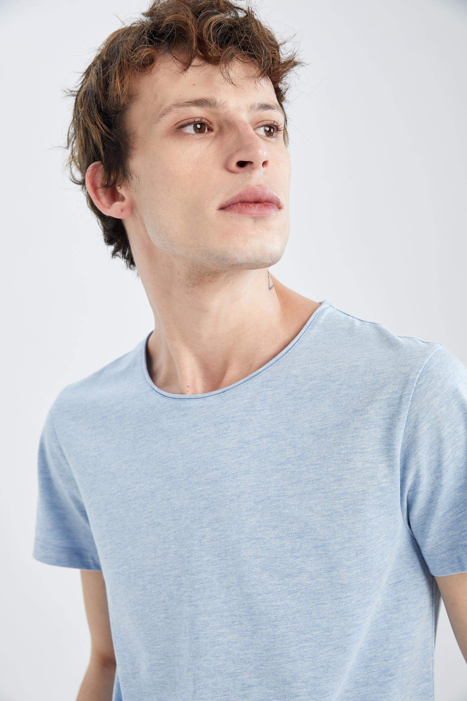 T-shirt basique à manches courtes et col ras du cou coupe slim