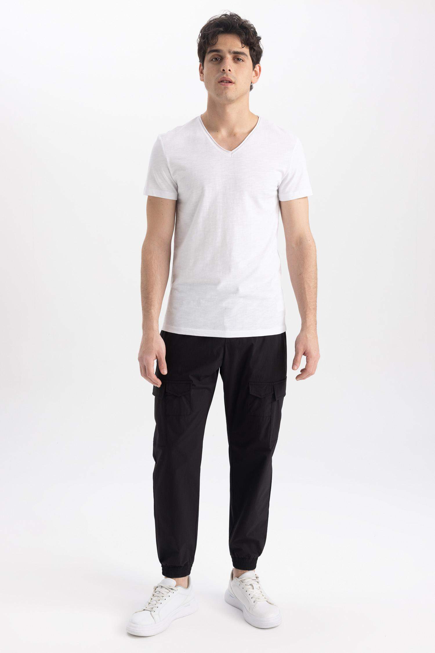 Футболка приталенного кроя с V-образным вырезом