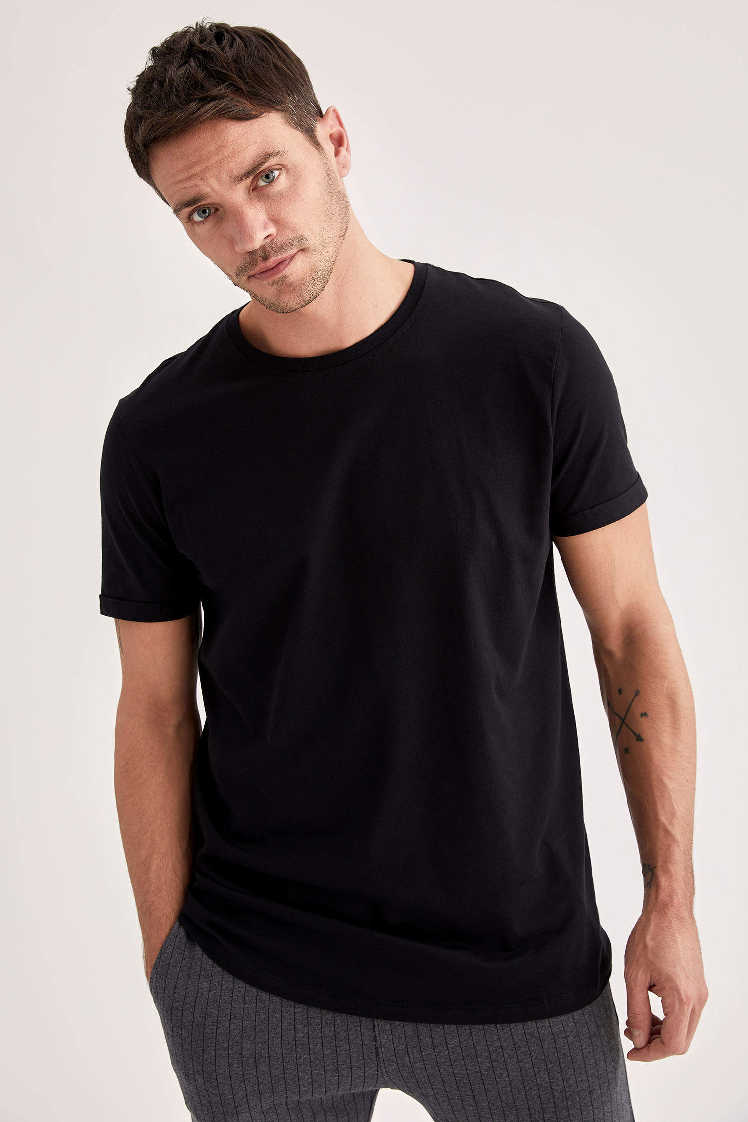Black MAN Basic Crew Neck Long T-Shirt 1509545 | DeFacto