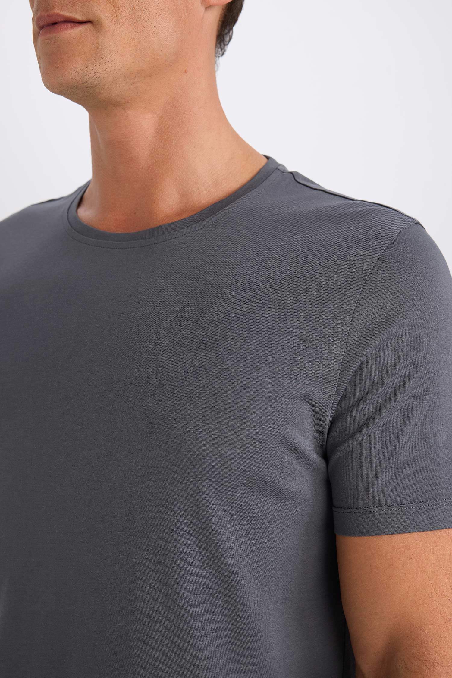 Базовая футболка приталенного кроя с круглым вырезом