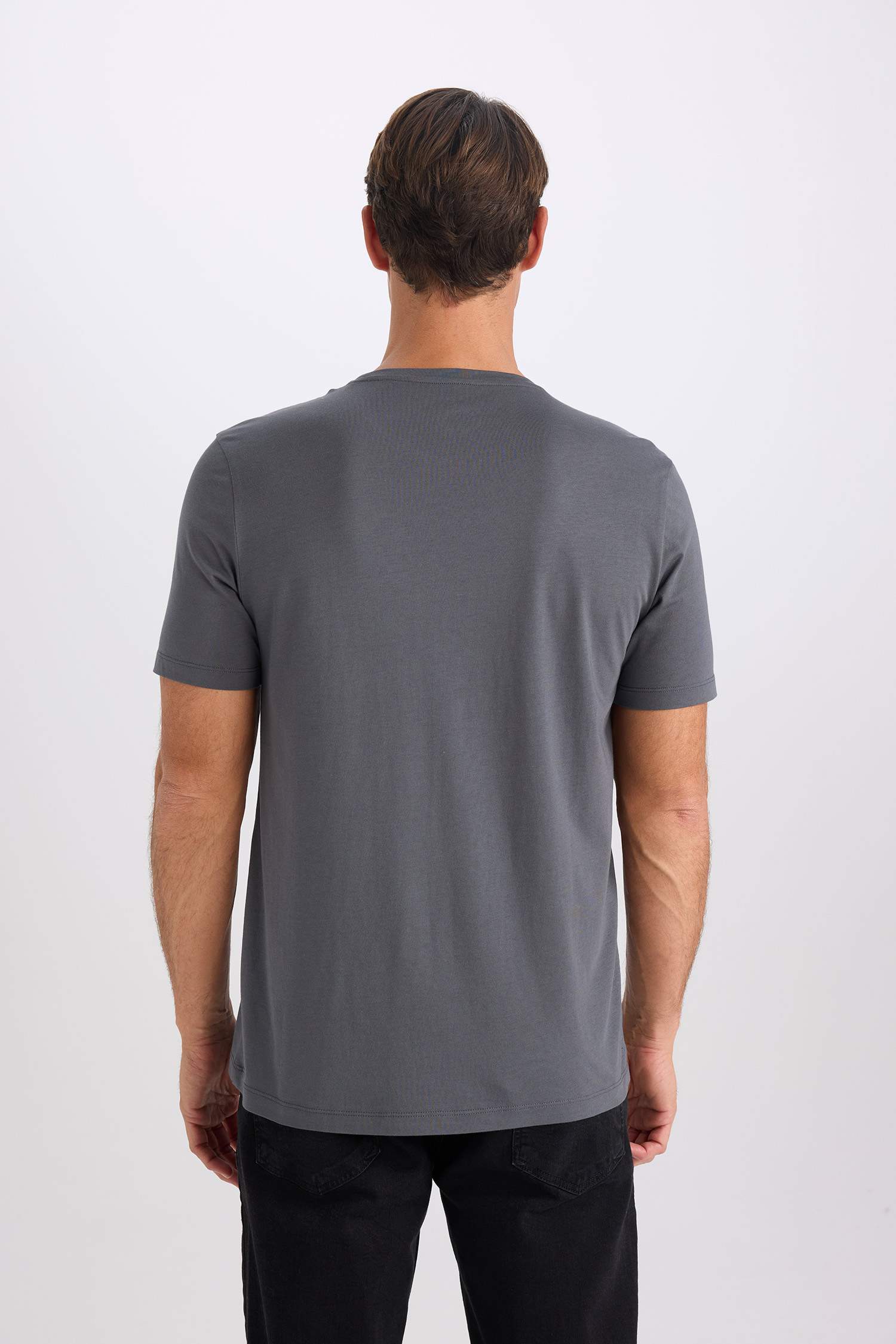 Базовая футболка приталенного кроя с круглым вырезом