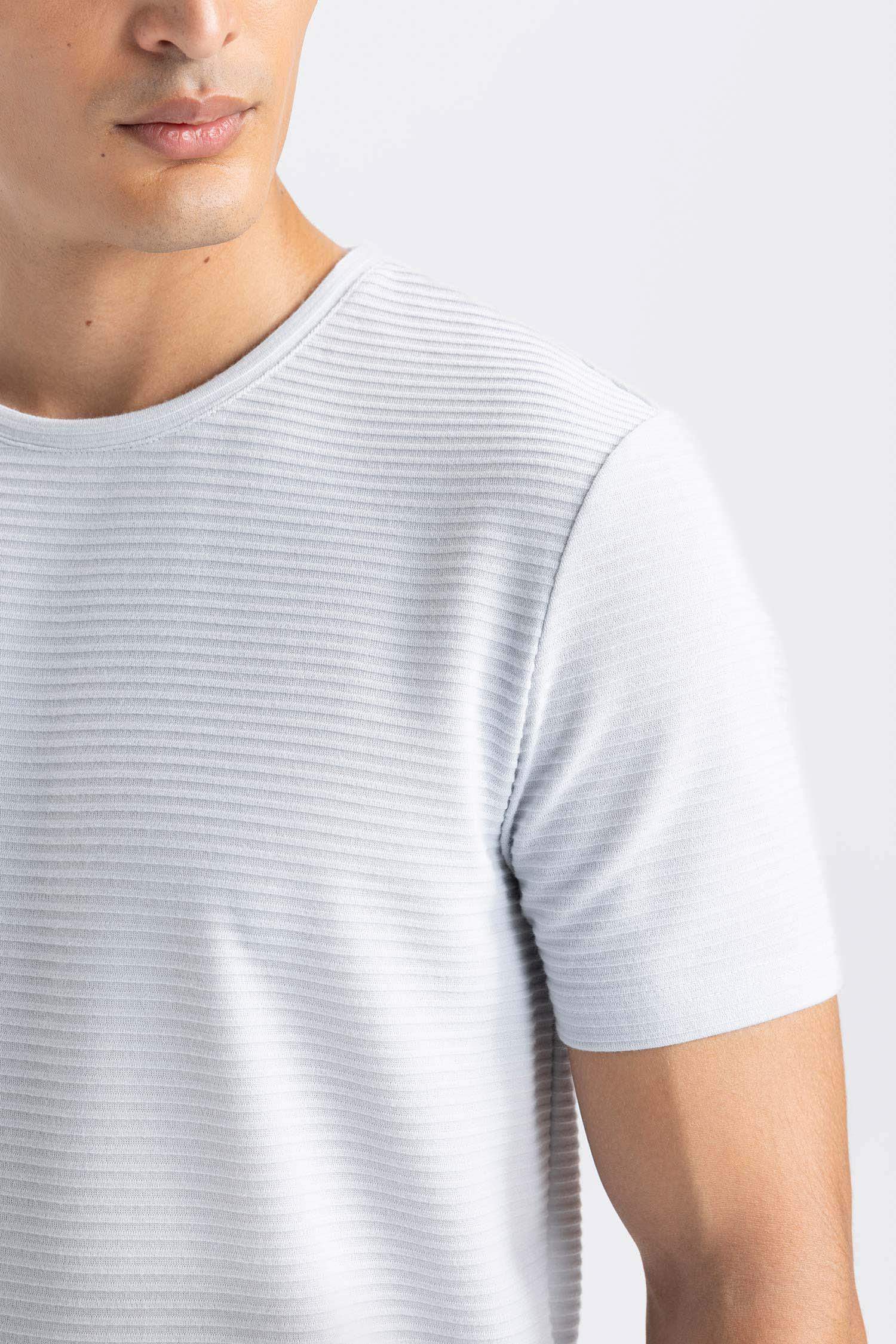 تيشيرت بيزك سادة نص كم سليم فيت برقبة مستديرة