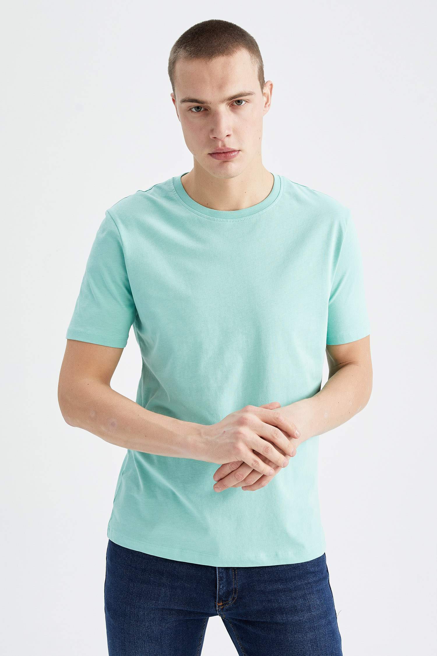 تي شيرت أساسي بياقة مستديرة وقصة عادية