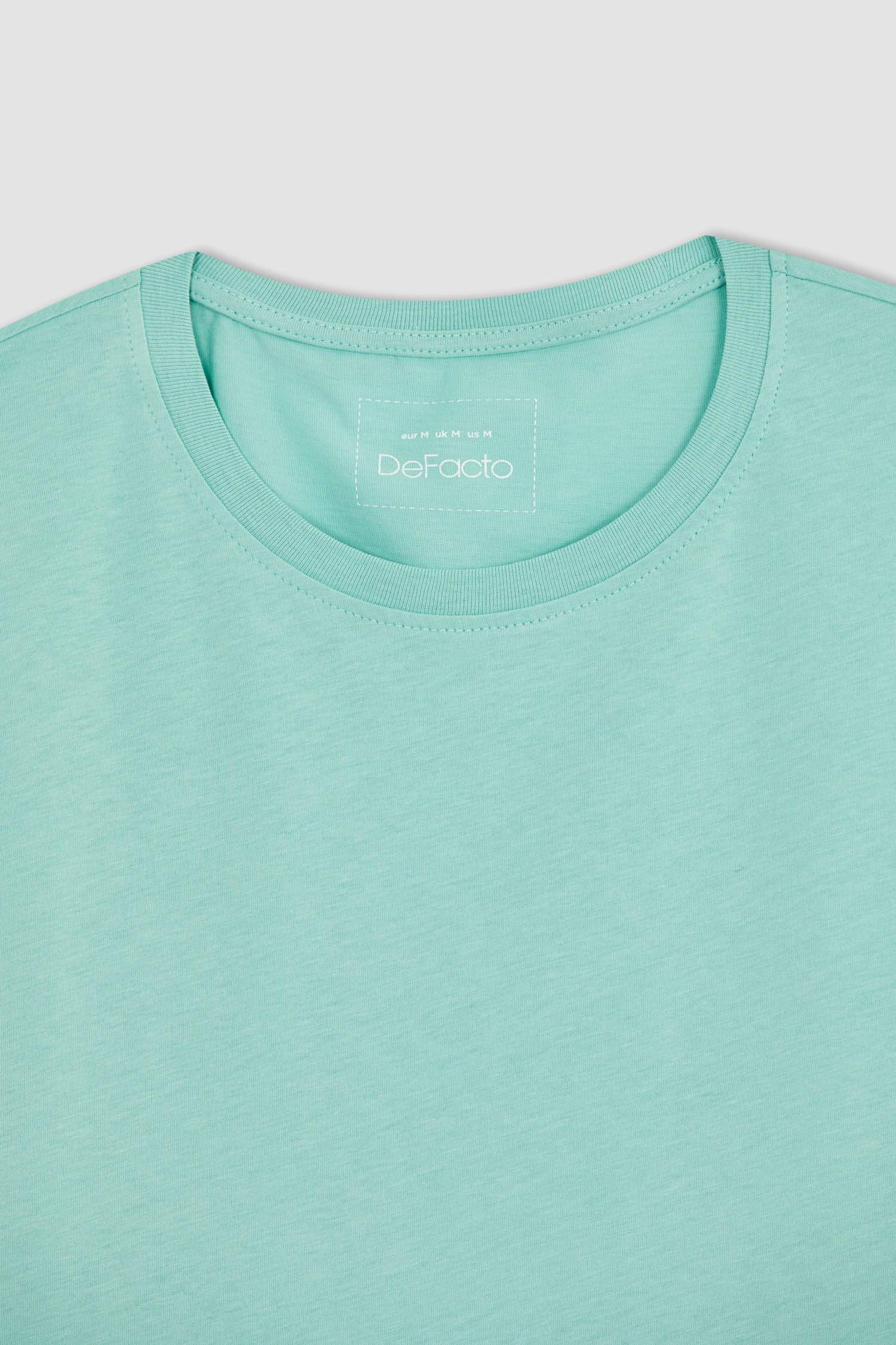 تي شيرت أساسي بياقة مستديرة وقصة عادية