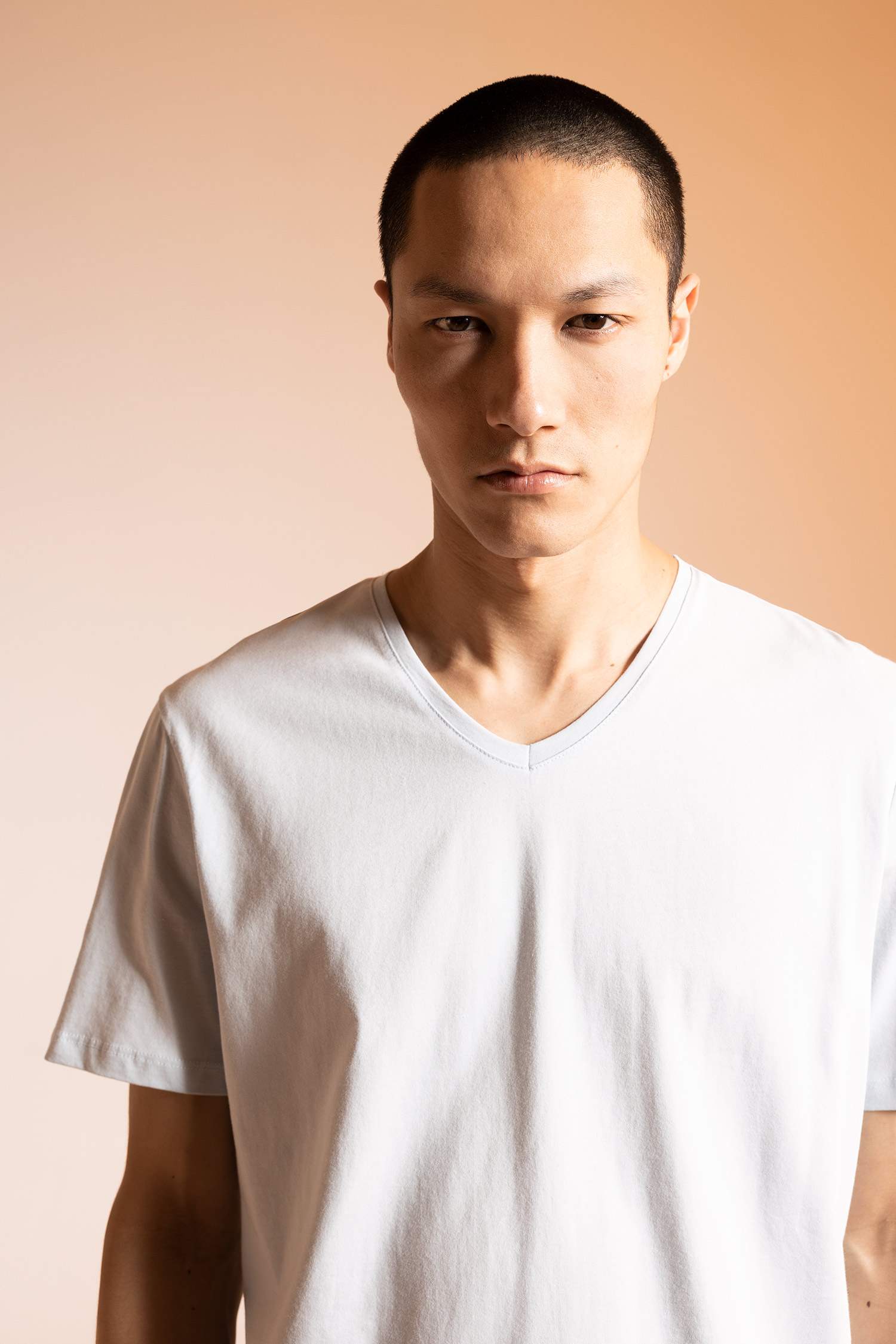 Футболка приталенного кроя с V-образным вырезом из 100% хлопка