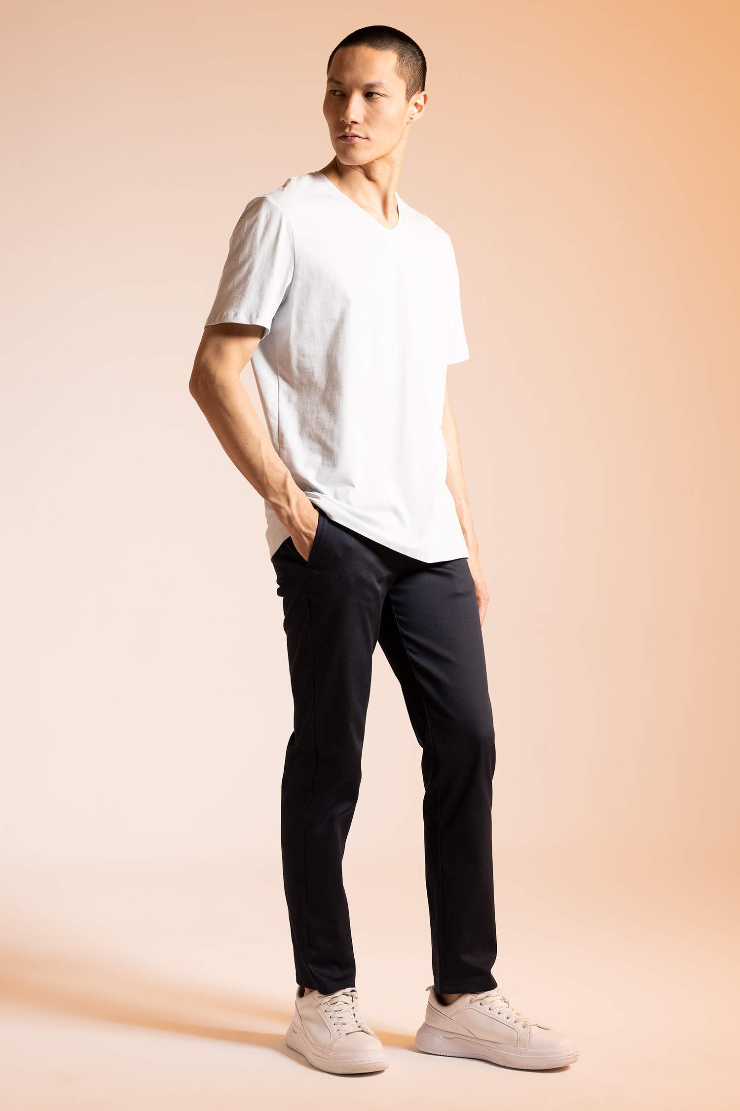 Футболка приталенного кроя с V-образным вырезом из 100% хлопка