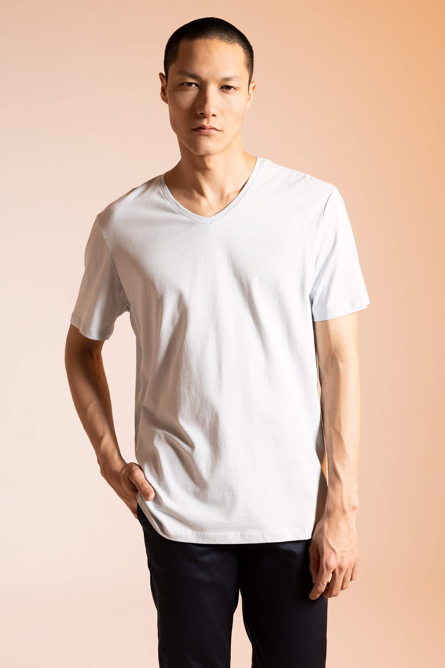 Футболка приталенного кроя с V-образным вырезом из 100% хлопка