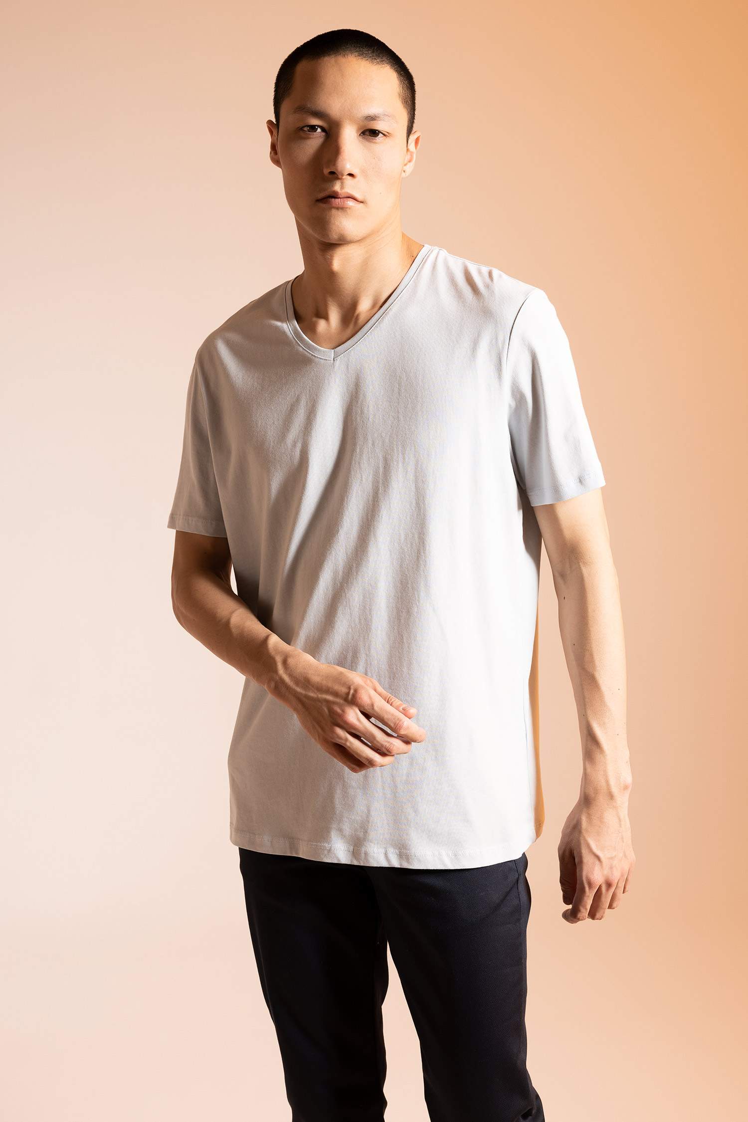 Футболка приталенного кроя с V-образным вырезом из 100% хлопка