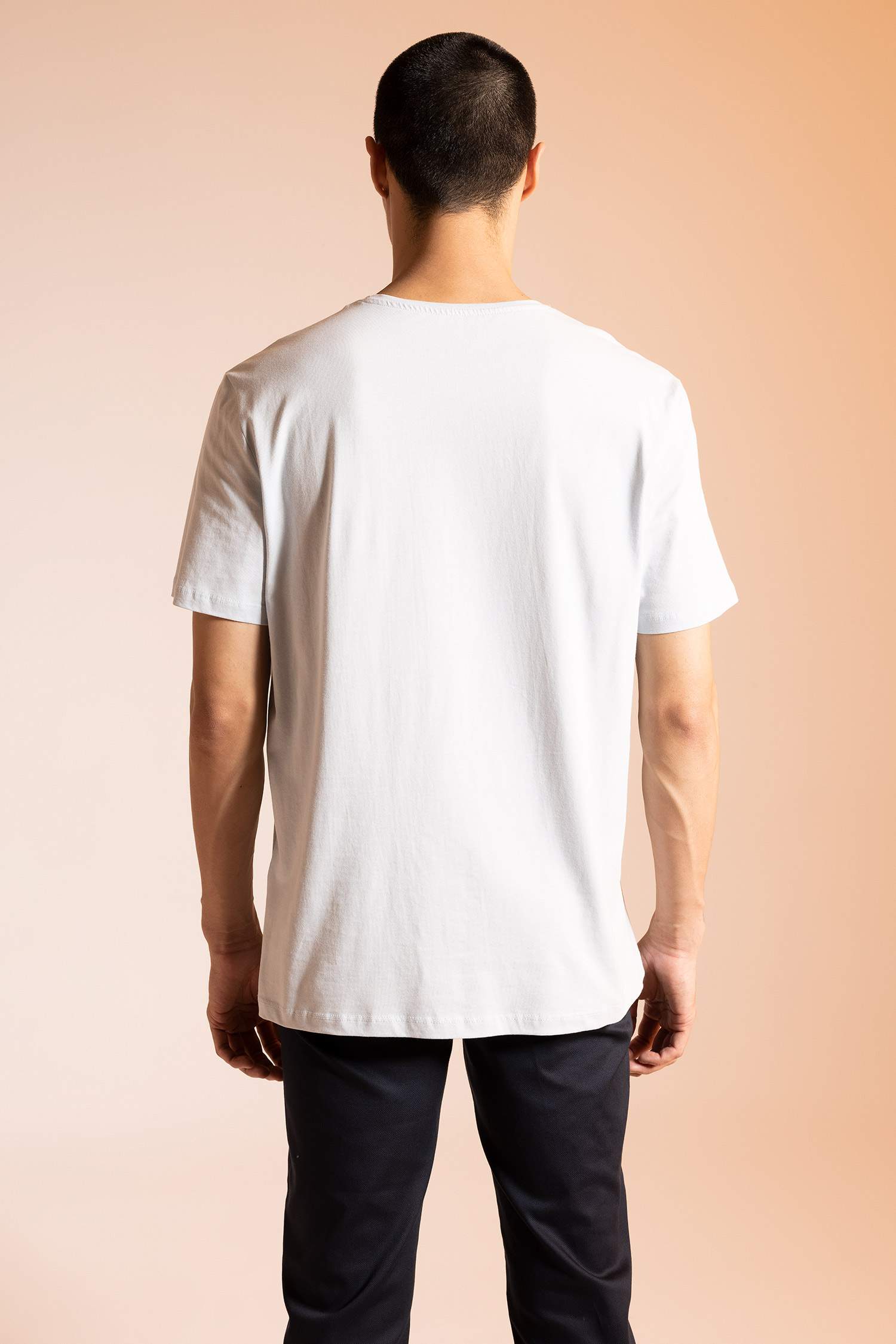 Футболка приталенного кроя с V-образным вырезом из 100% хлопка