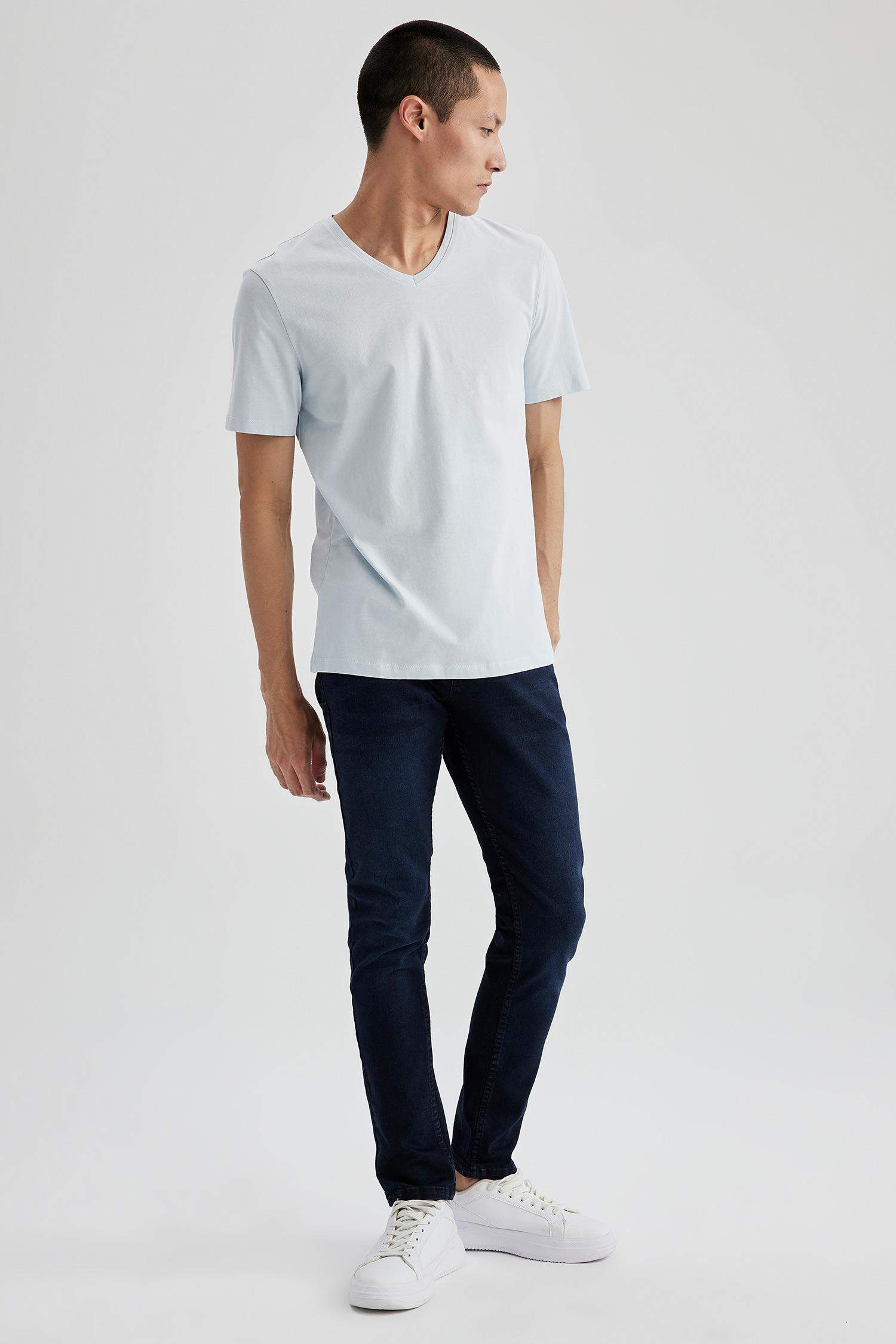 Футболка приталенного кроя с V-образным вырезом из 100% хлопка