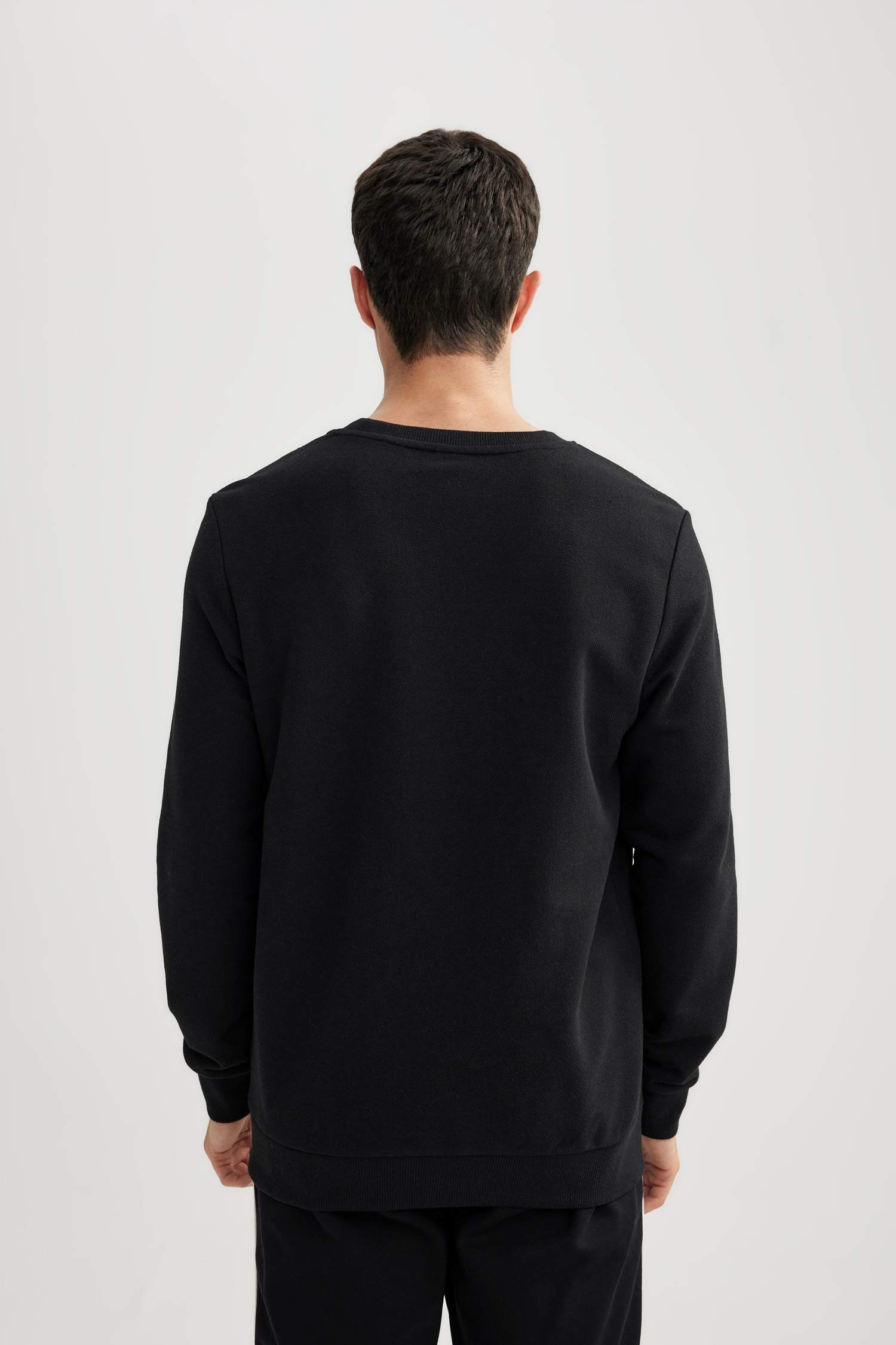 Свитшот стандартного кроя с круглым вырезом