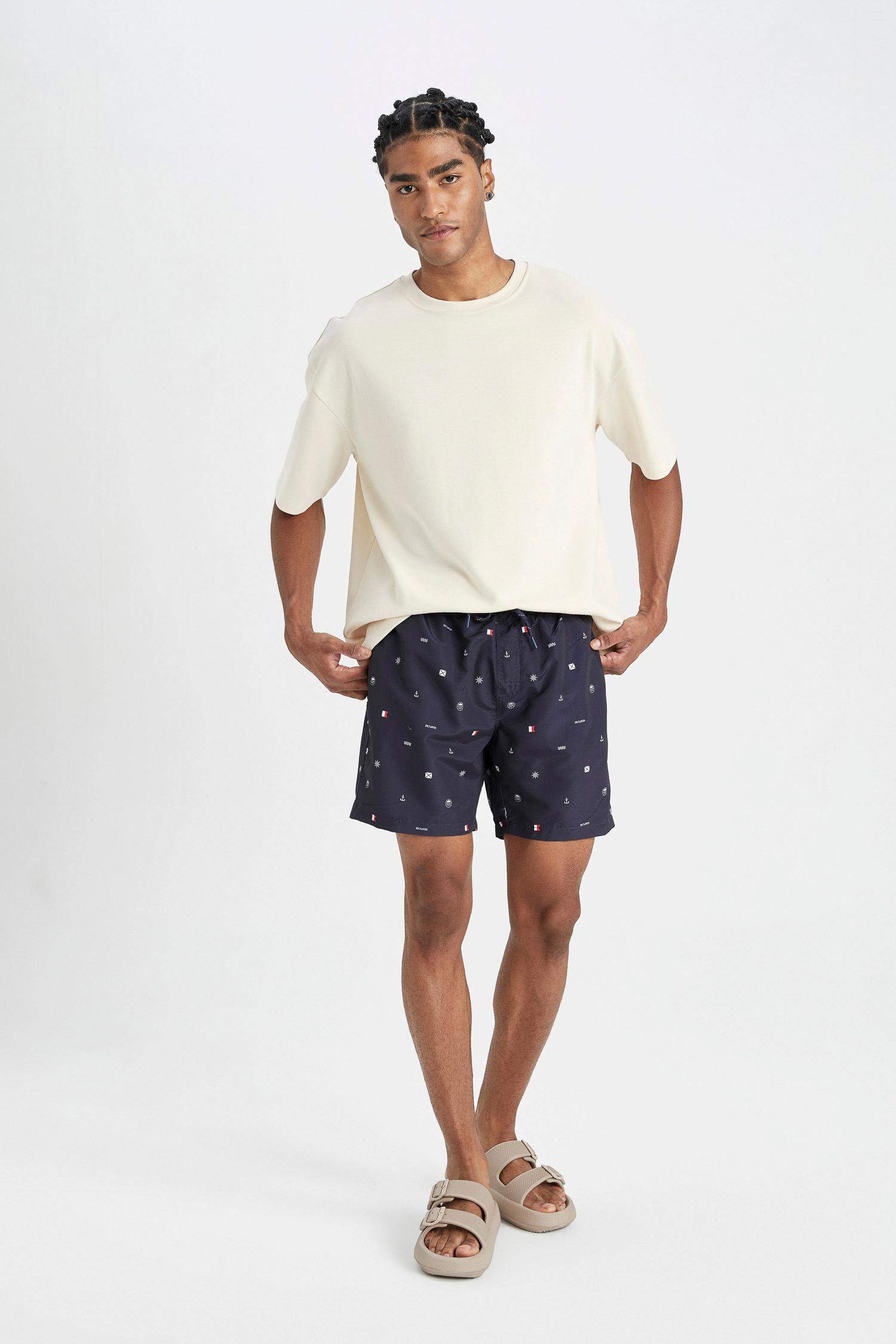 Short de bain à coupe régulière, doublé de filet et à motifs