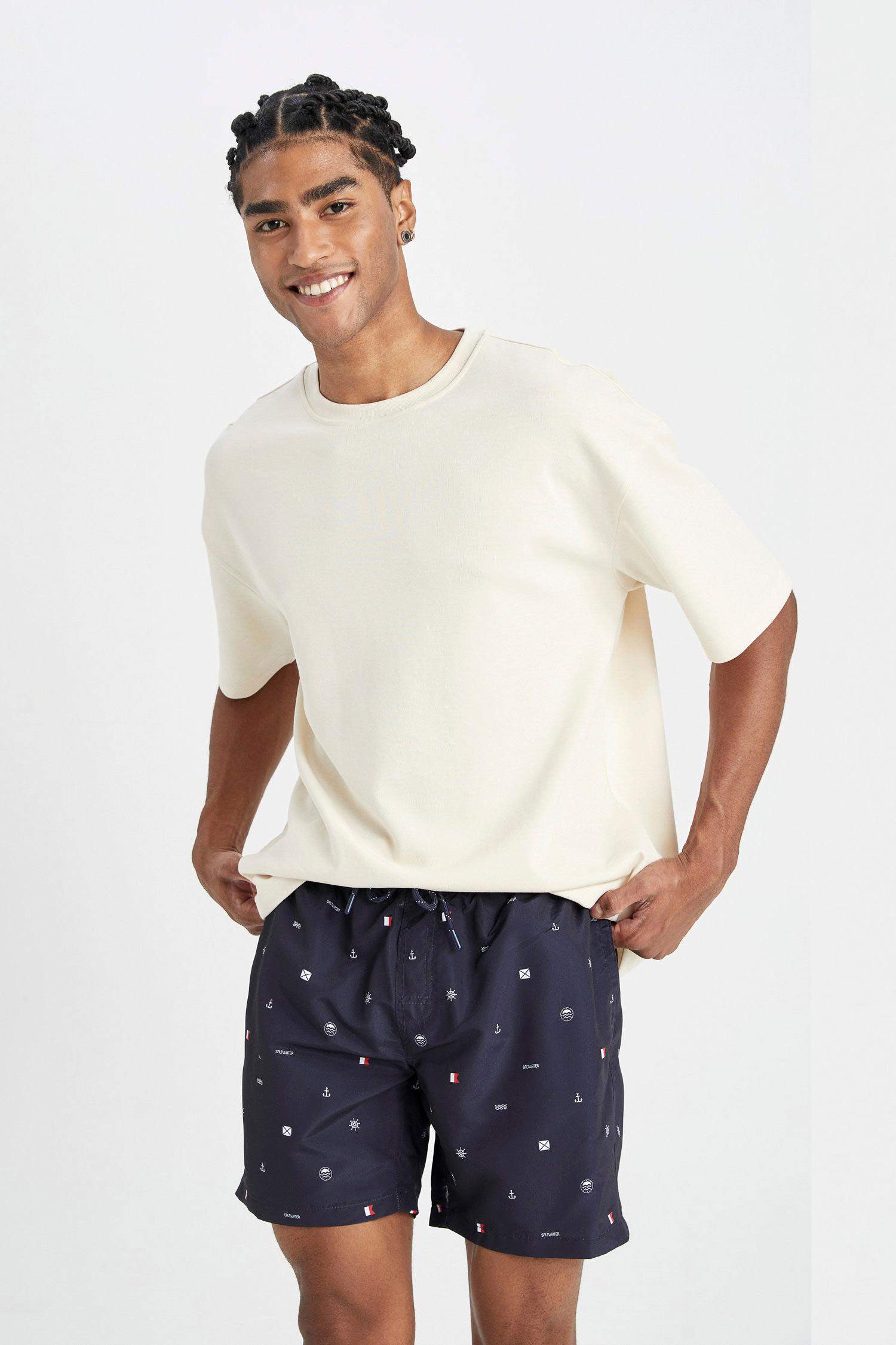 Short de bain à coupe régulière, doublé de filet et à motifs