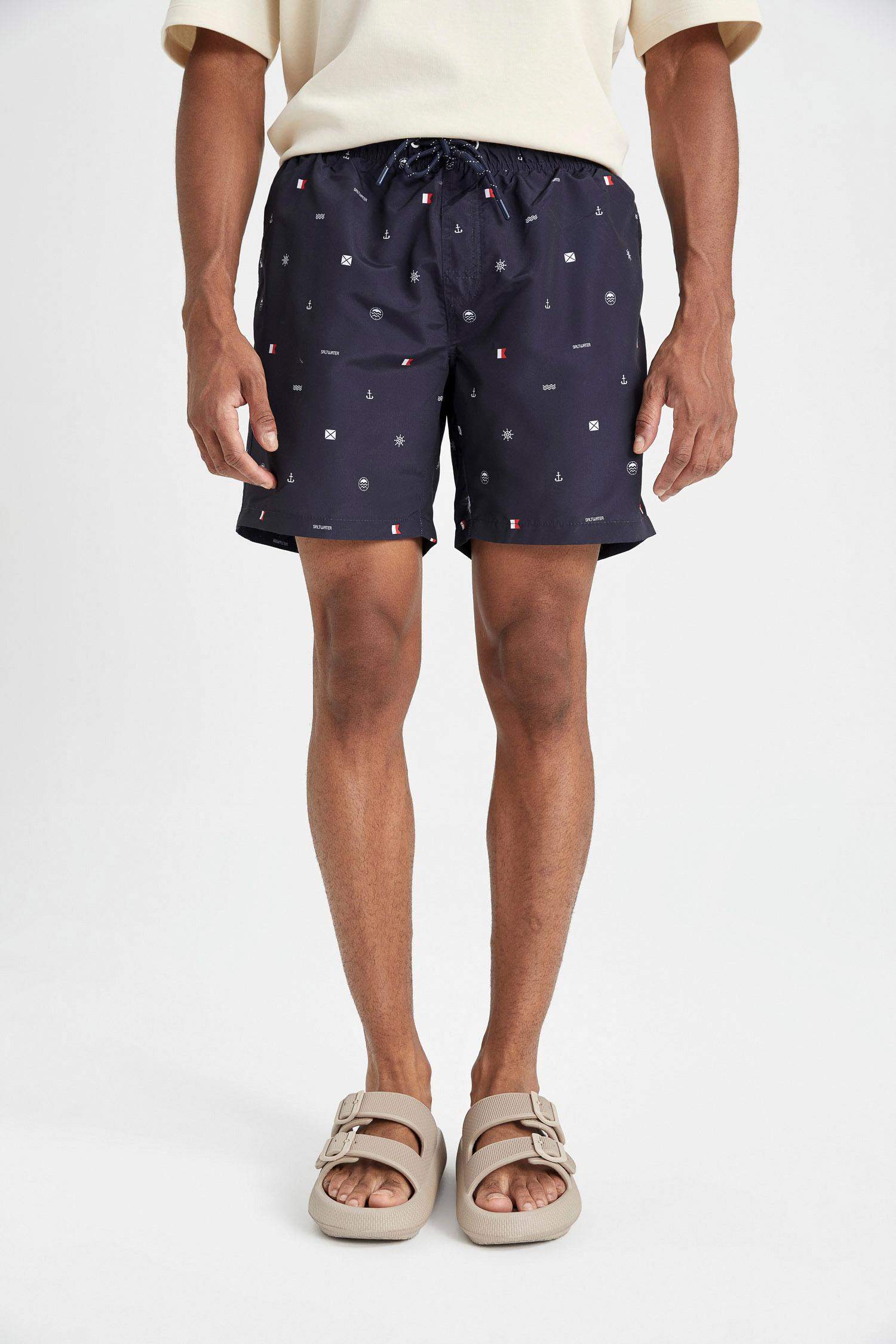 Short de bain à coupe régulière, doublé de filet et à motifs