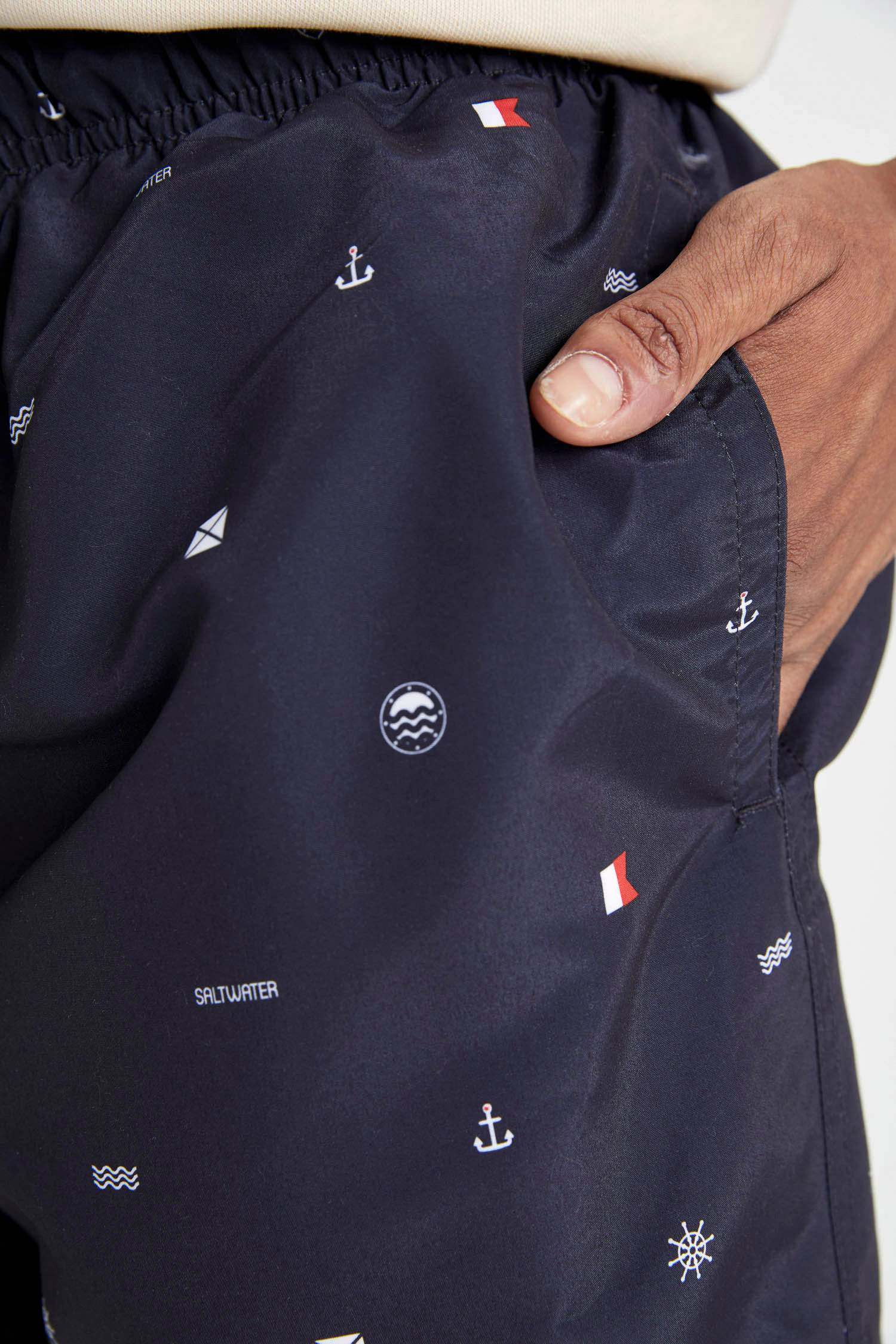 Short de bain à coupe régulière, doublé de filet et à motifs