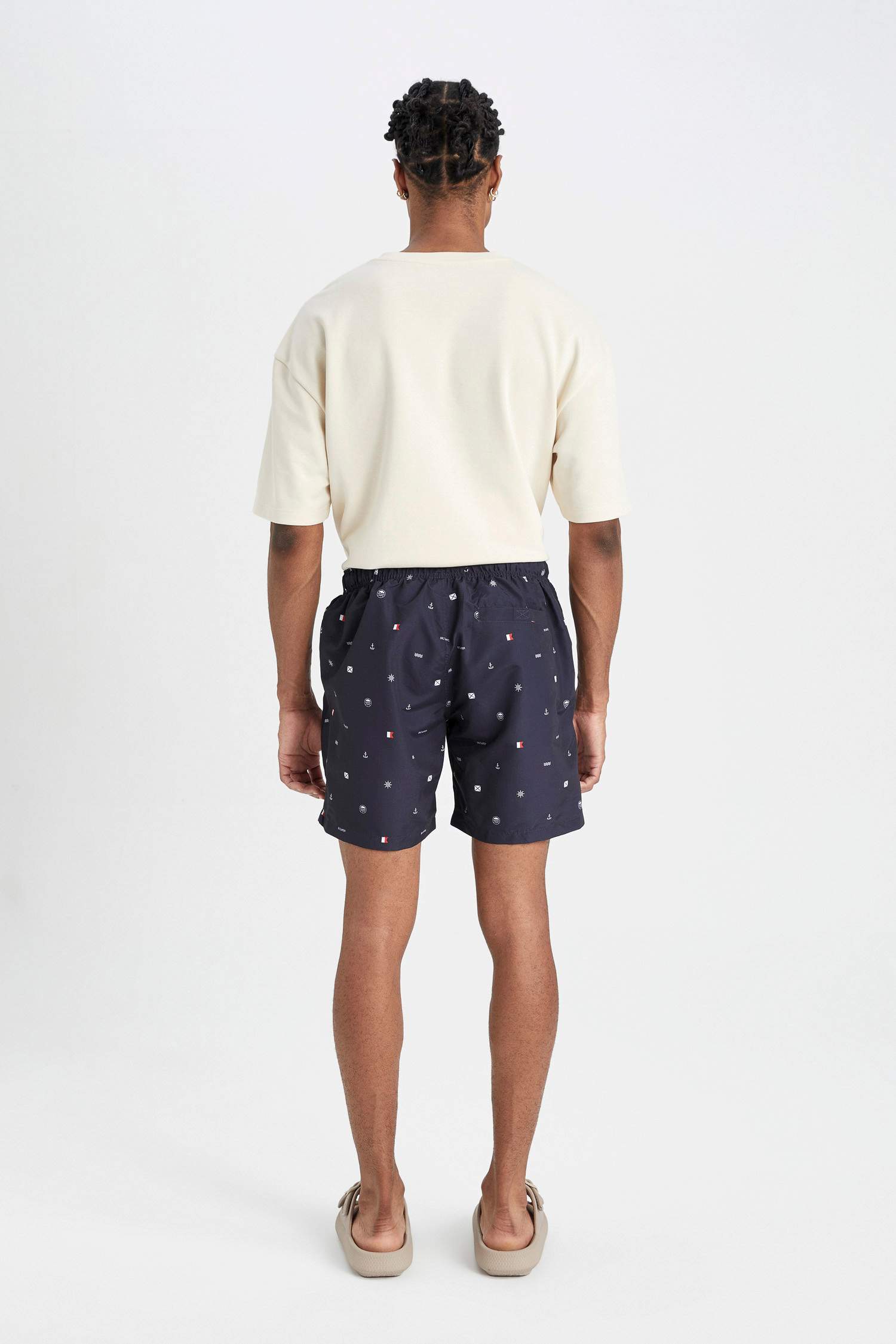 Short de bain à coupe régulière, doublé de filet et à motifs