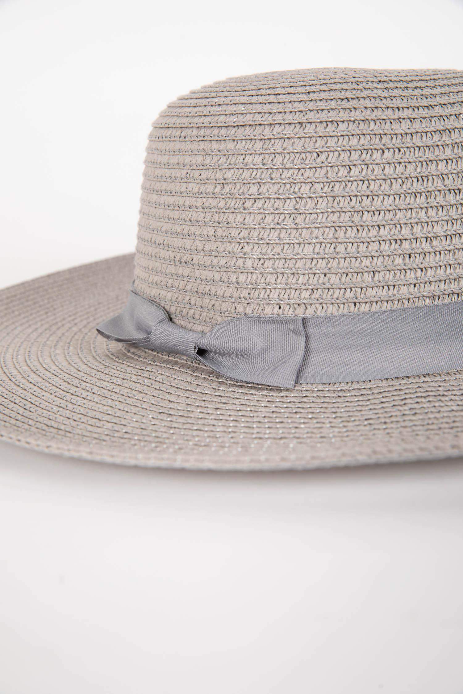 Женская шляпа из саломки