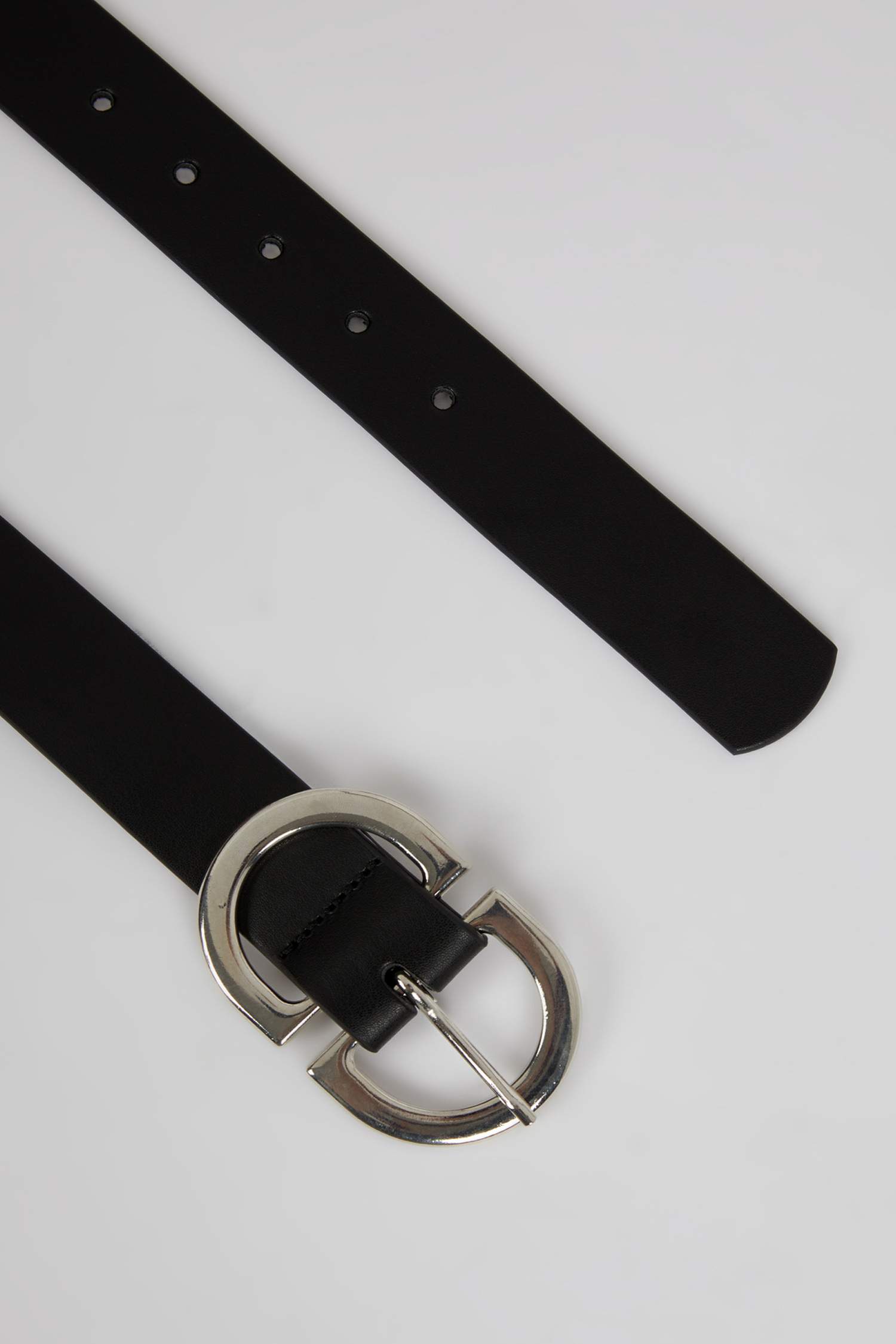 حزام حريمي جلد صناعي بمشبك بيضاوي