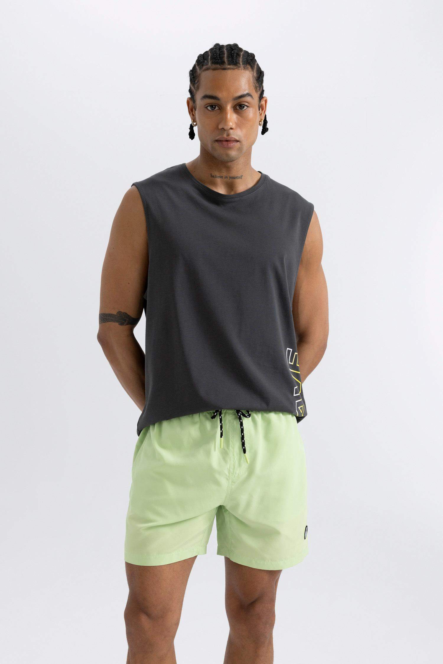 Short de bain avec doublure en filet