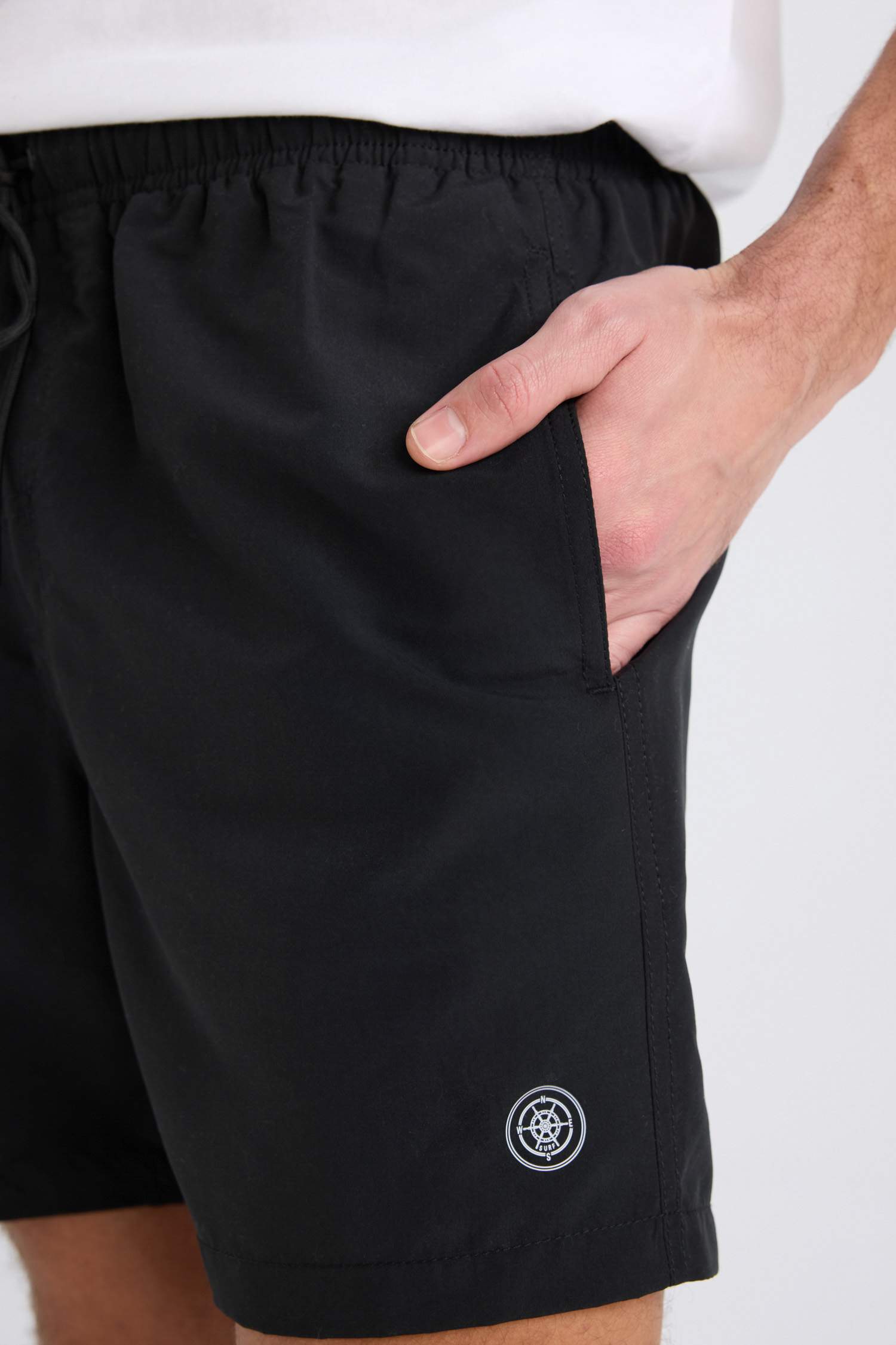 شورت بحر قصير مبطن بشبكة