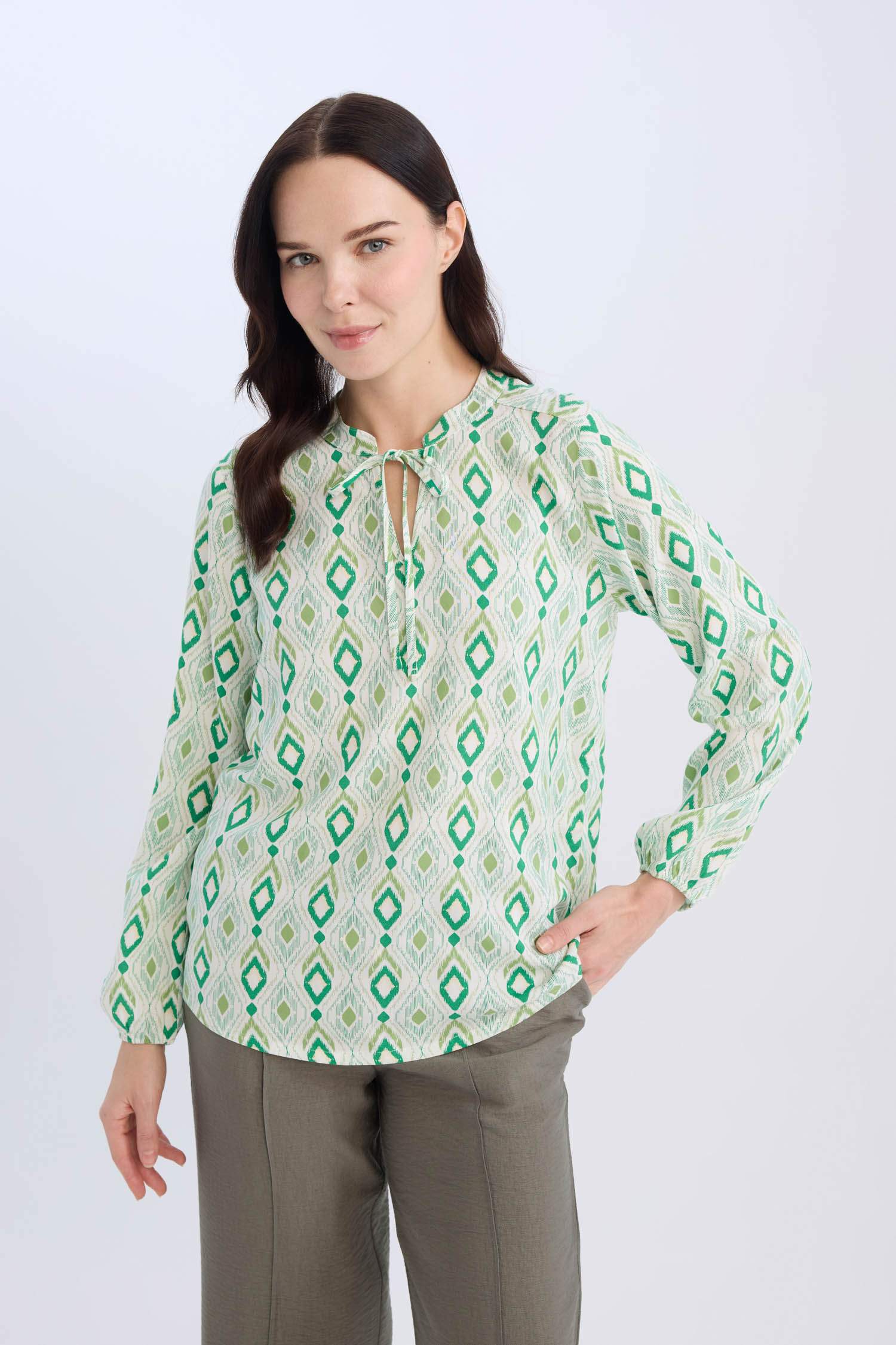 Regular Fit Bağcıklı Yaka Desenli Uzun Kollu Bluz