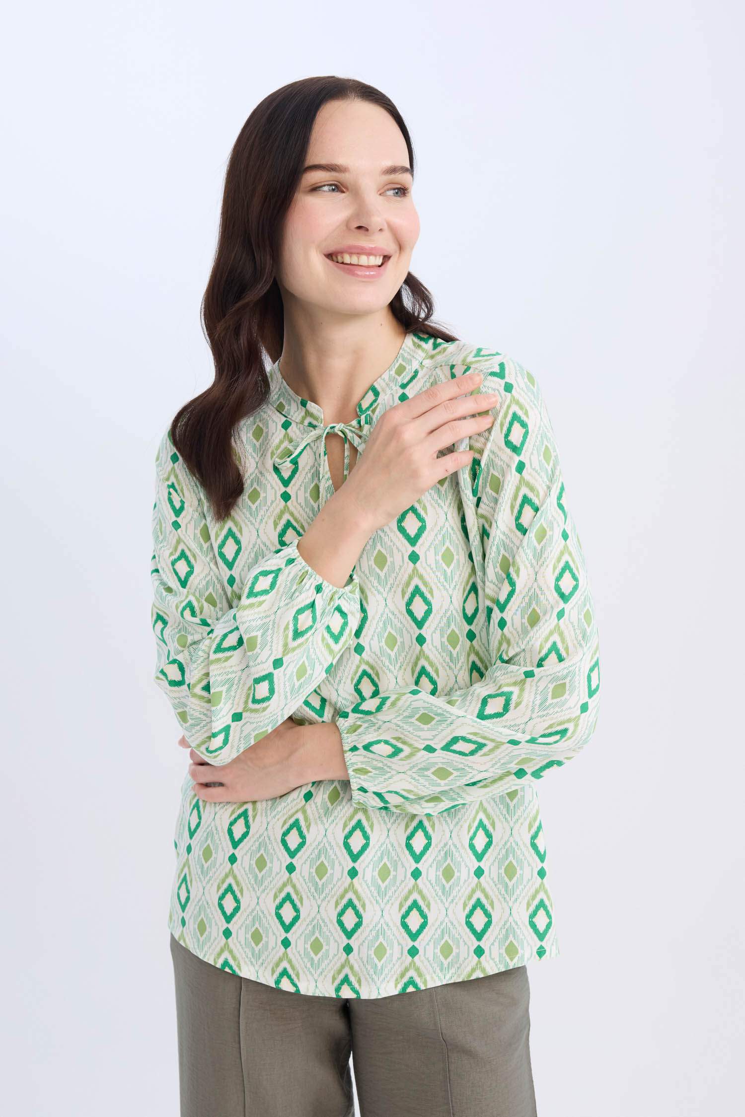 Regular Fit Bağcıklı Yaka Desenli Uzun Kollu Bluz