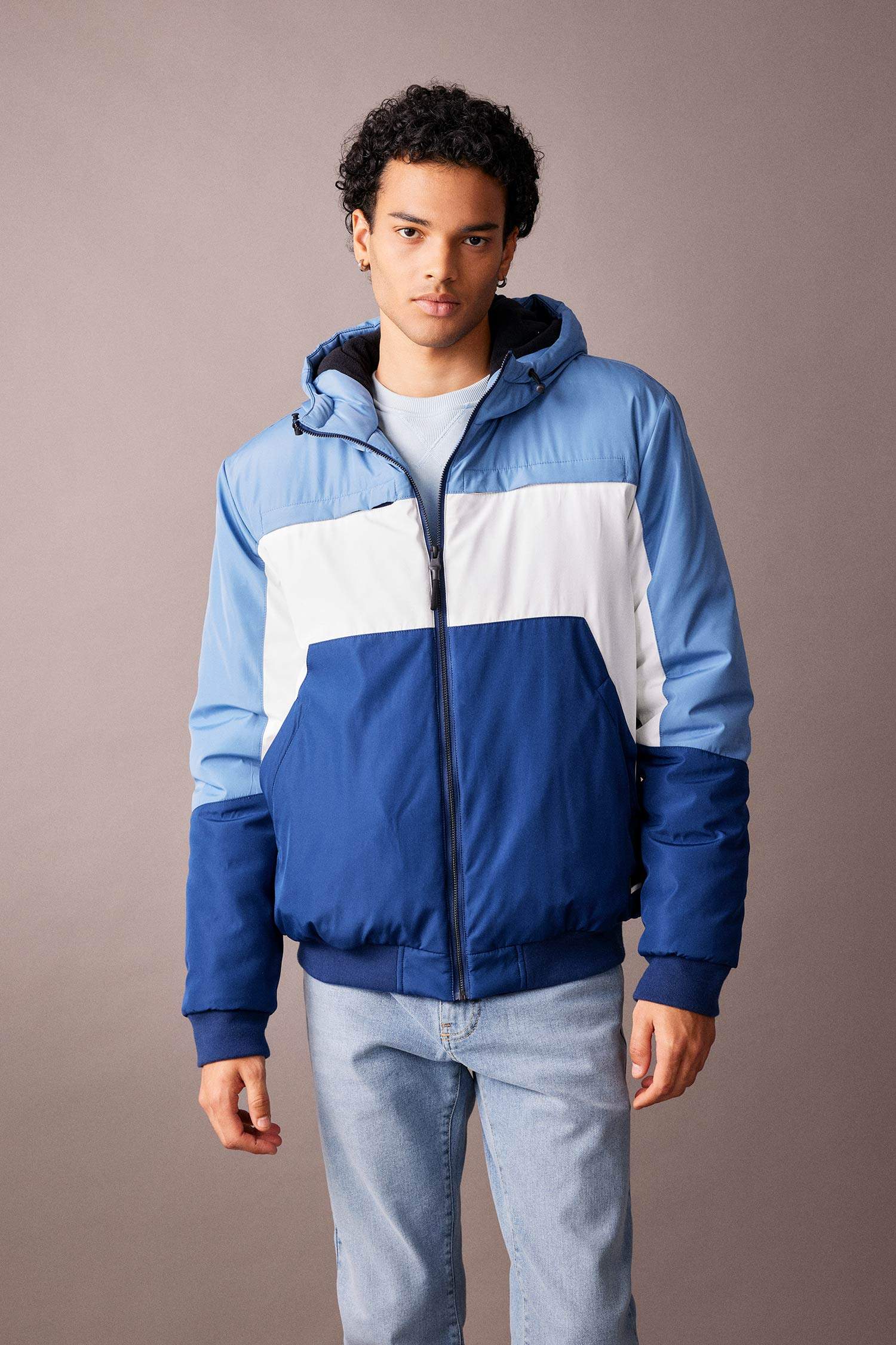 Slim Fit Dar Kesim Renk Bloklu Astarlı Kapüşonlu Fermuarlı Cepli Şişme Mont