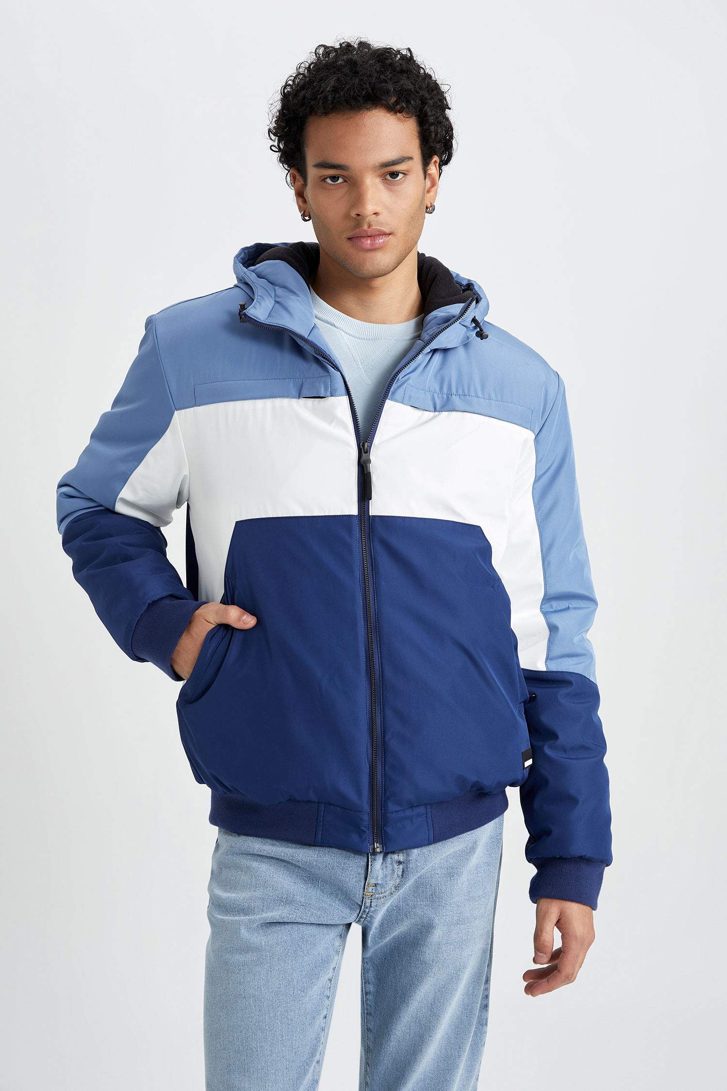 Slim Fit Dar Kesim Renk Bloklu Astarlı Kapüşonlu Fermuarlı Cepli Şişme Mont