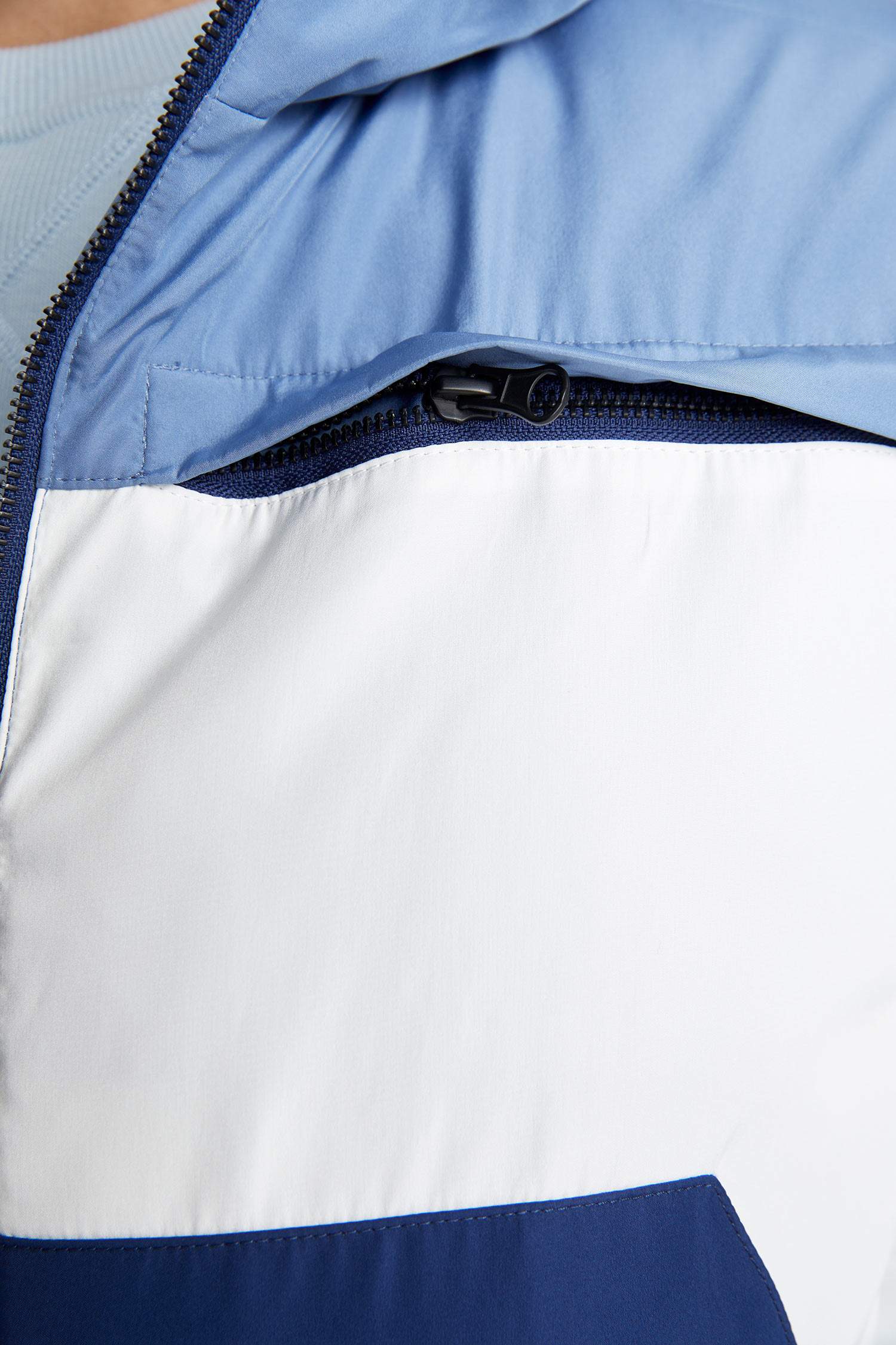 Slim Fit Dar Kesim Renk Bloklu Astarlı Kapüşonlu Fermuarlı Cepli Şişme Mont